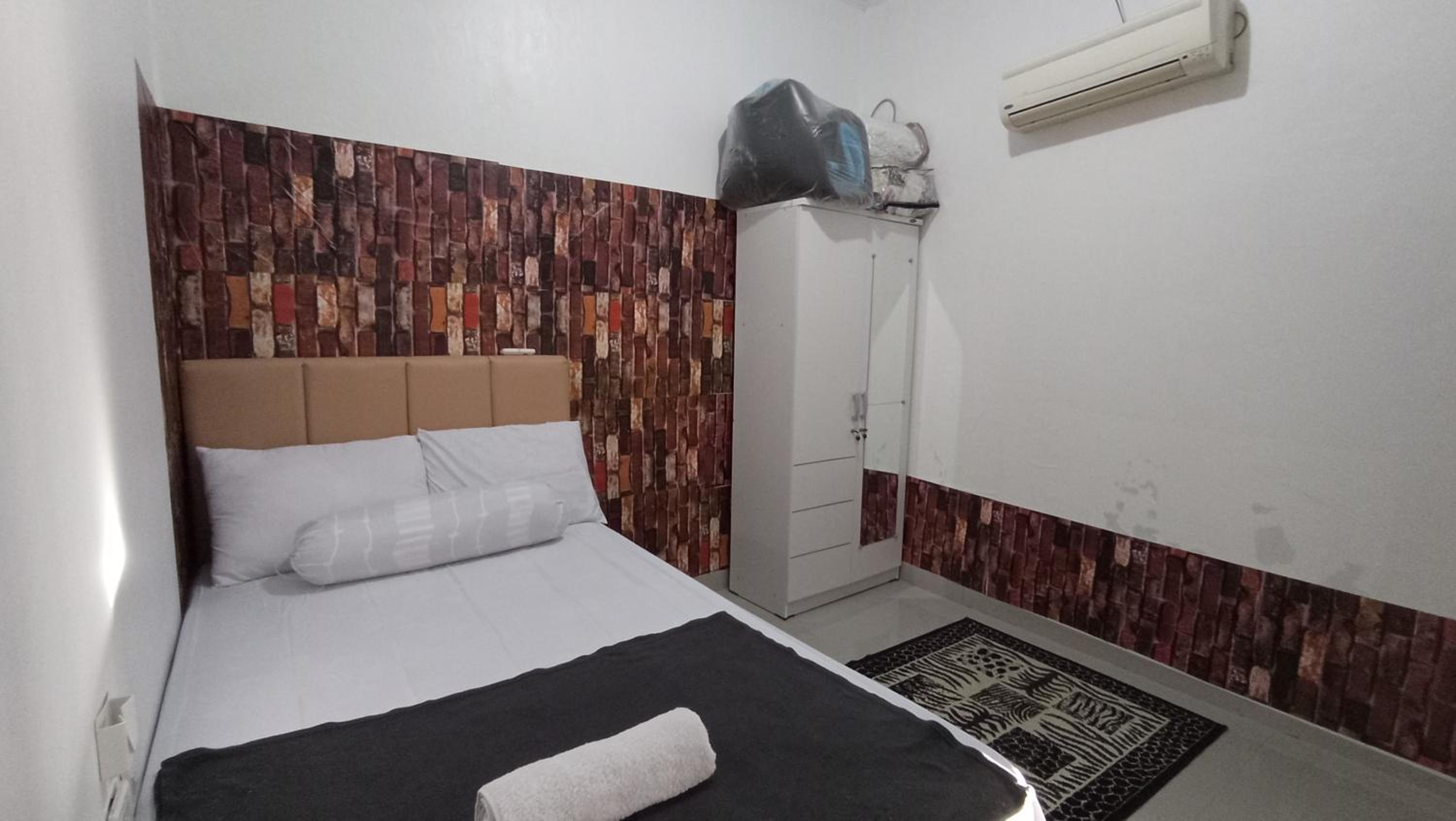 Single Room with Shared Shower and Toilet photo 1