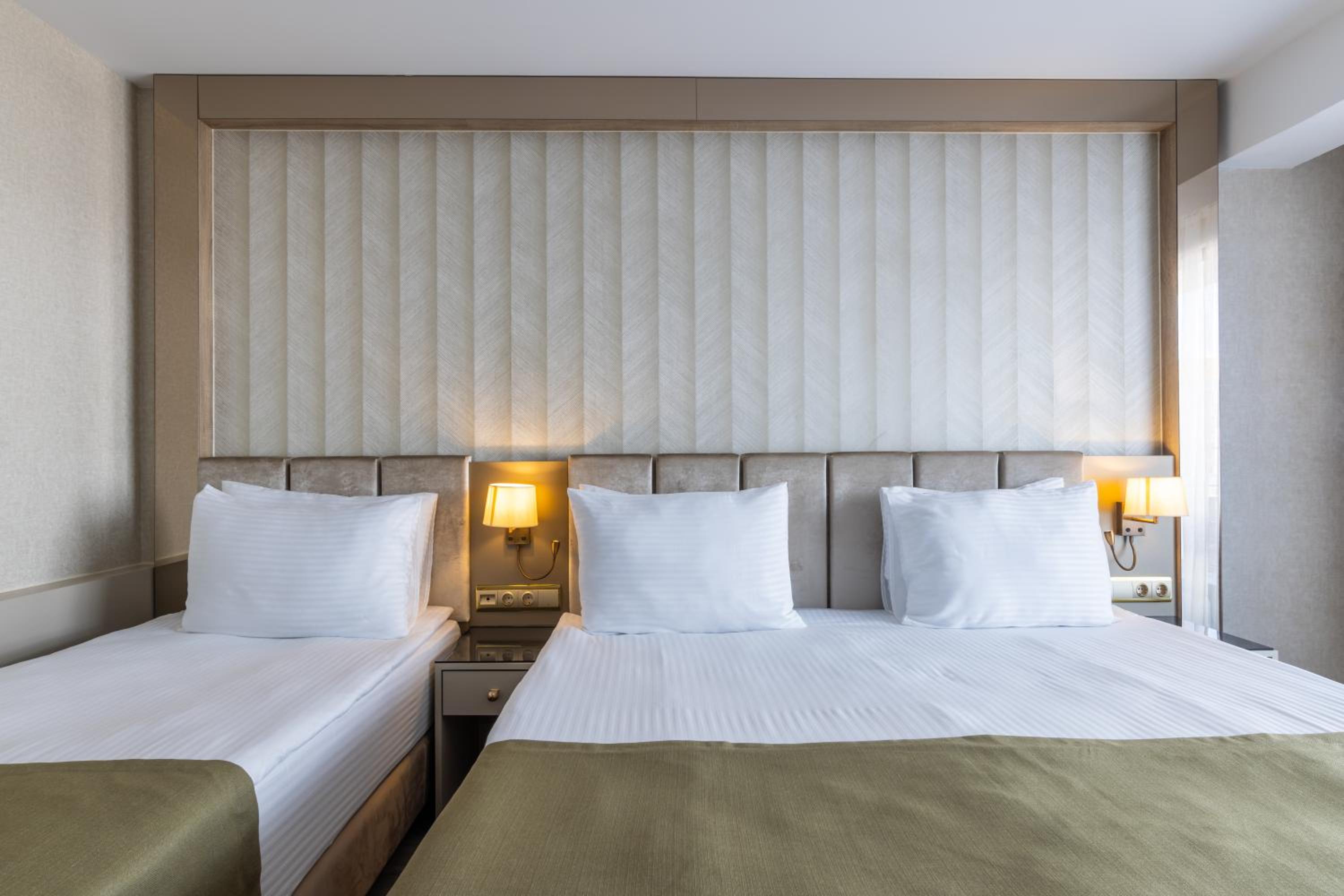 Double Room with Balcony - Photo 12