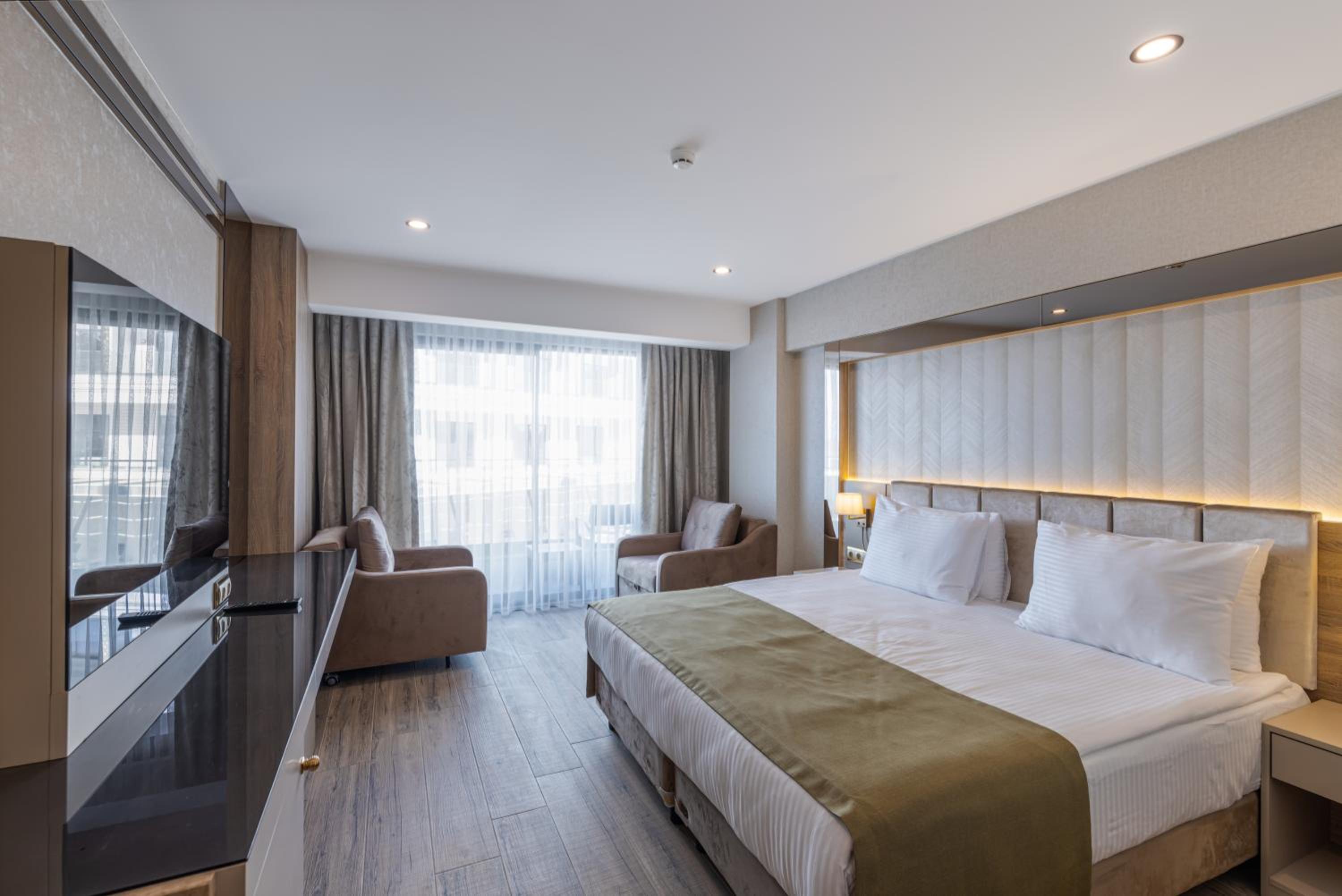 Double Room with Balcony - Photo 13