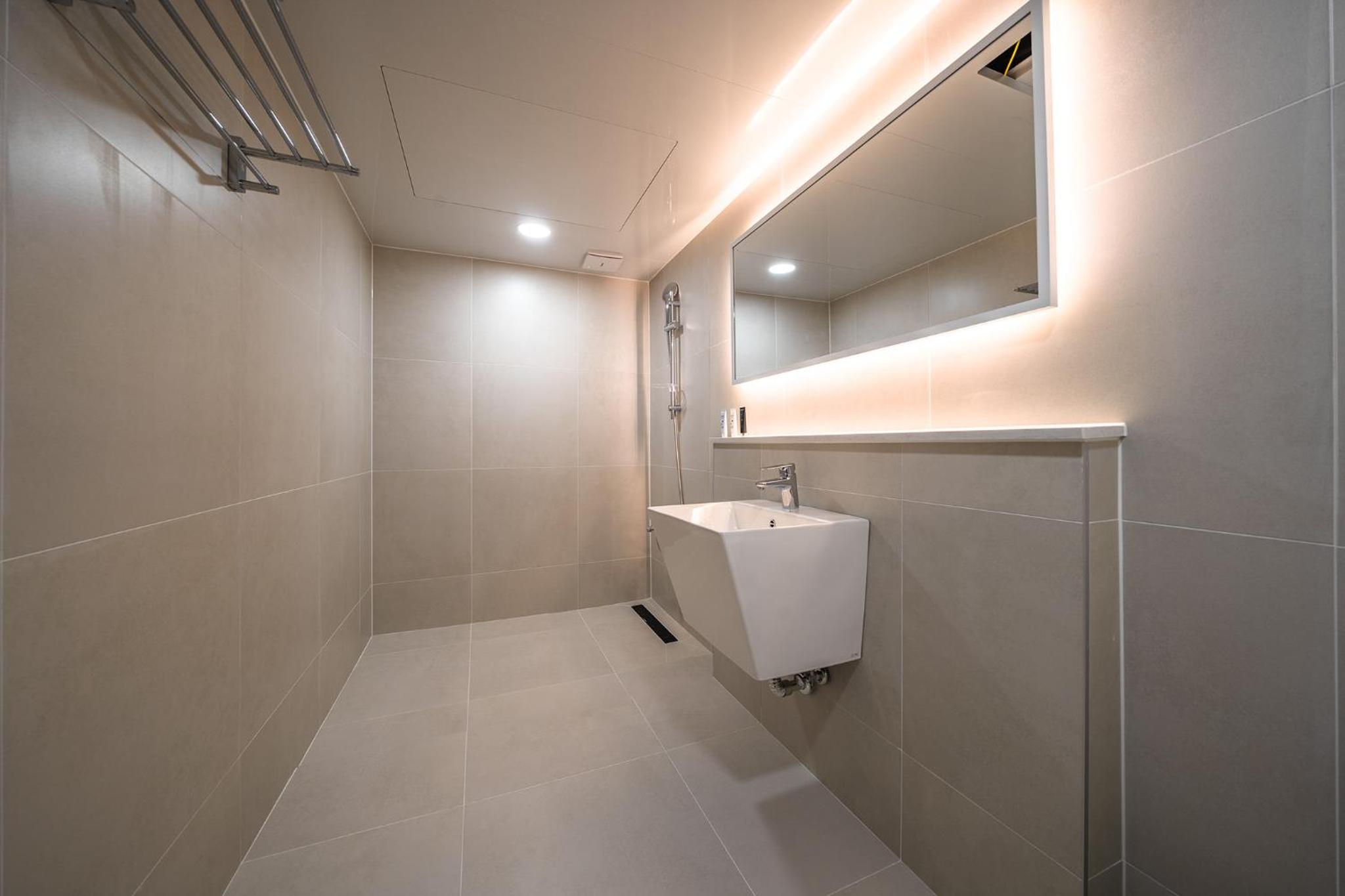 Deluxe Family Suite - Photo 3