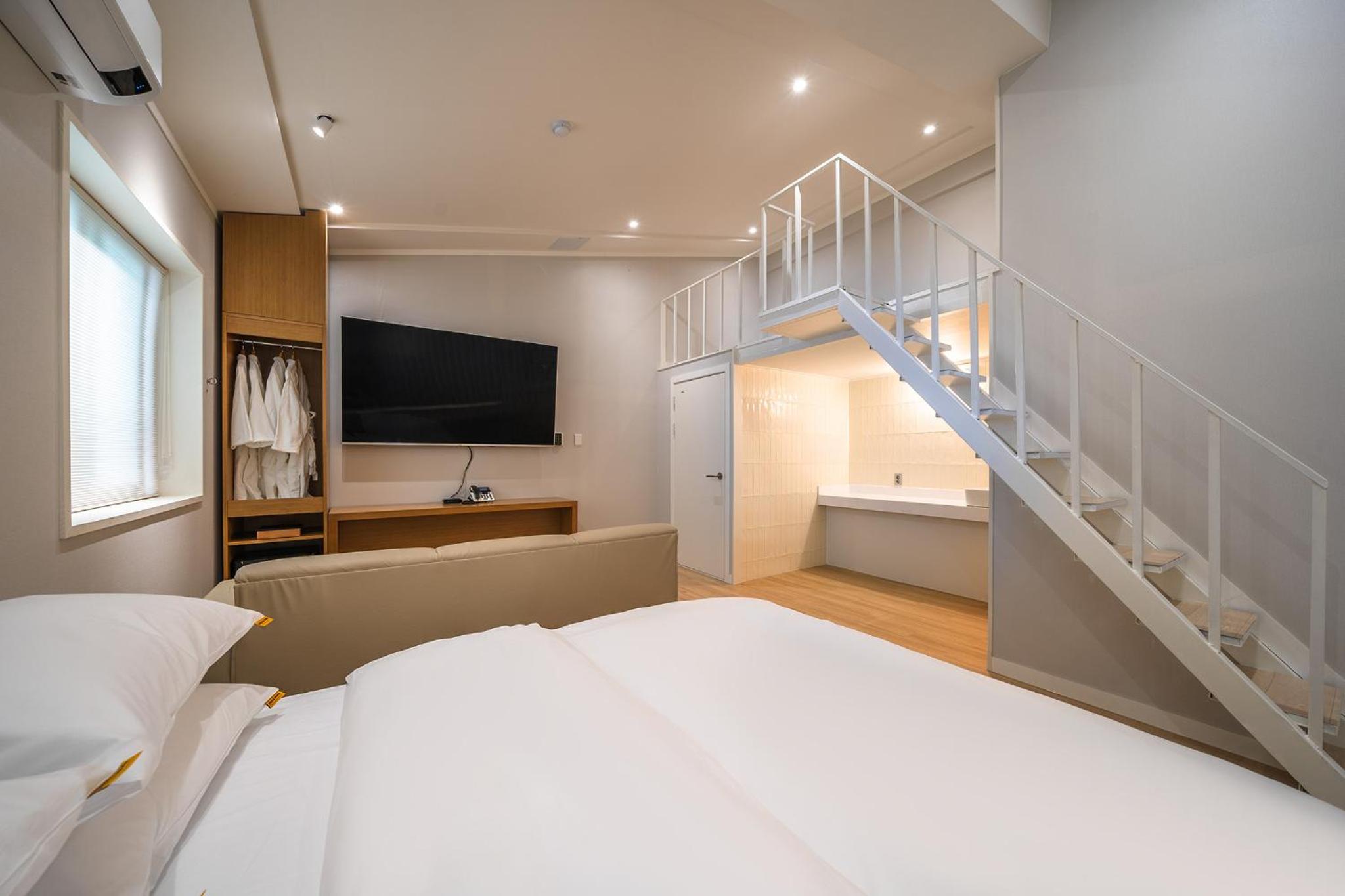 Deluxe Family Suite - Photo 6