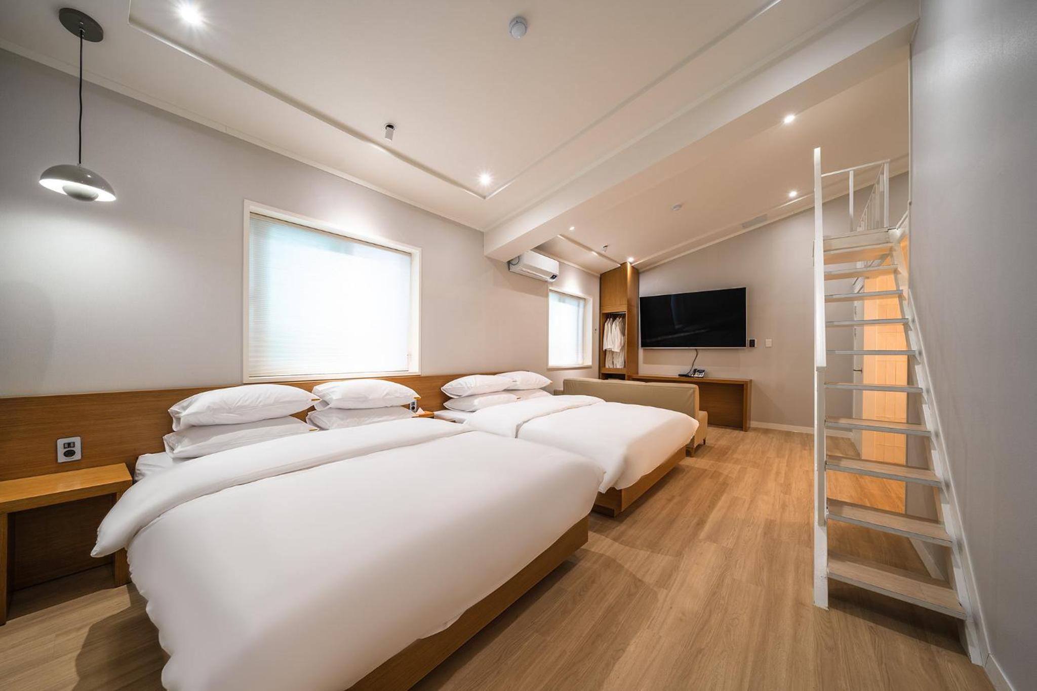 Deluxe Family Suite - Photo 2