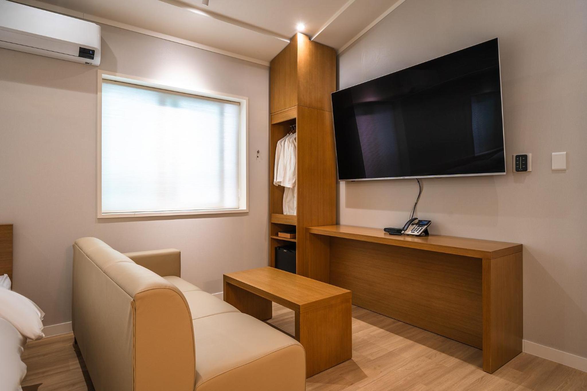 Deluxe Family Suite - Photo 4