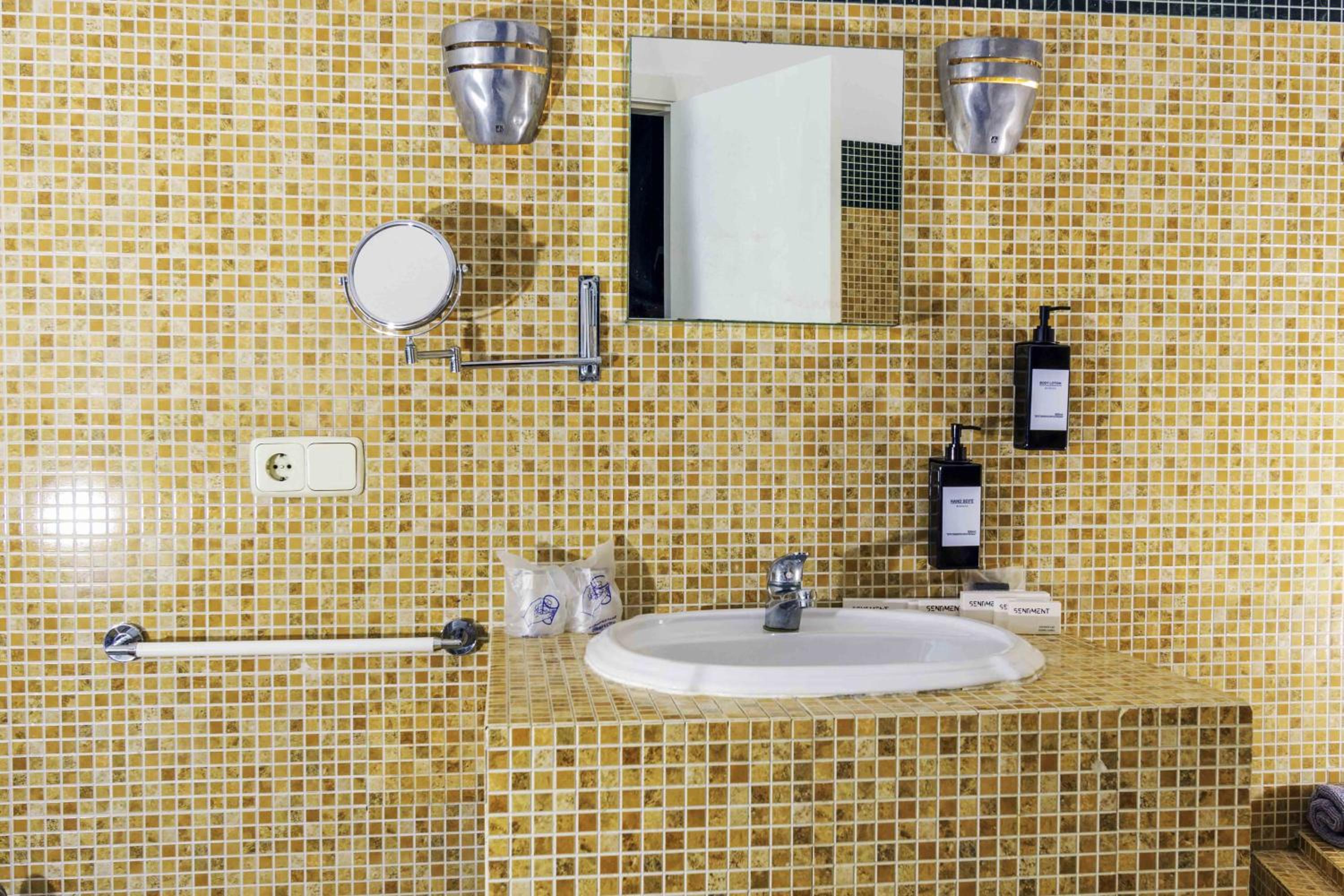 Double Room with Private Bathroom photo 2