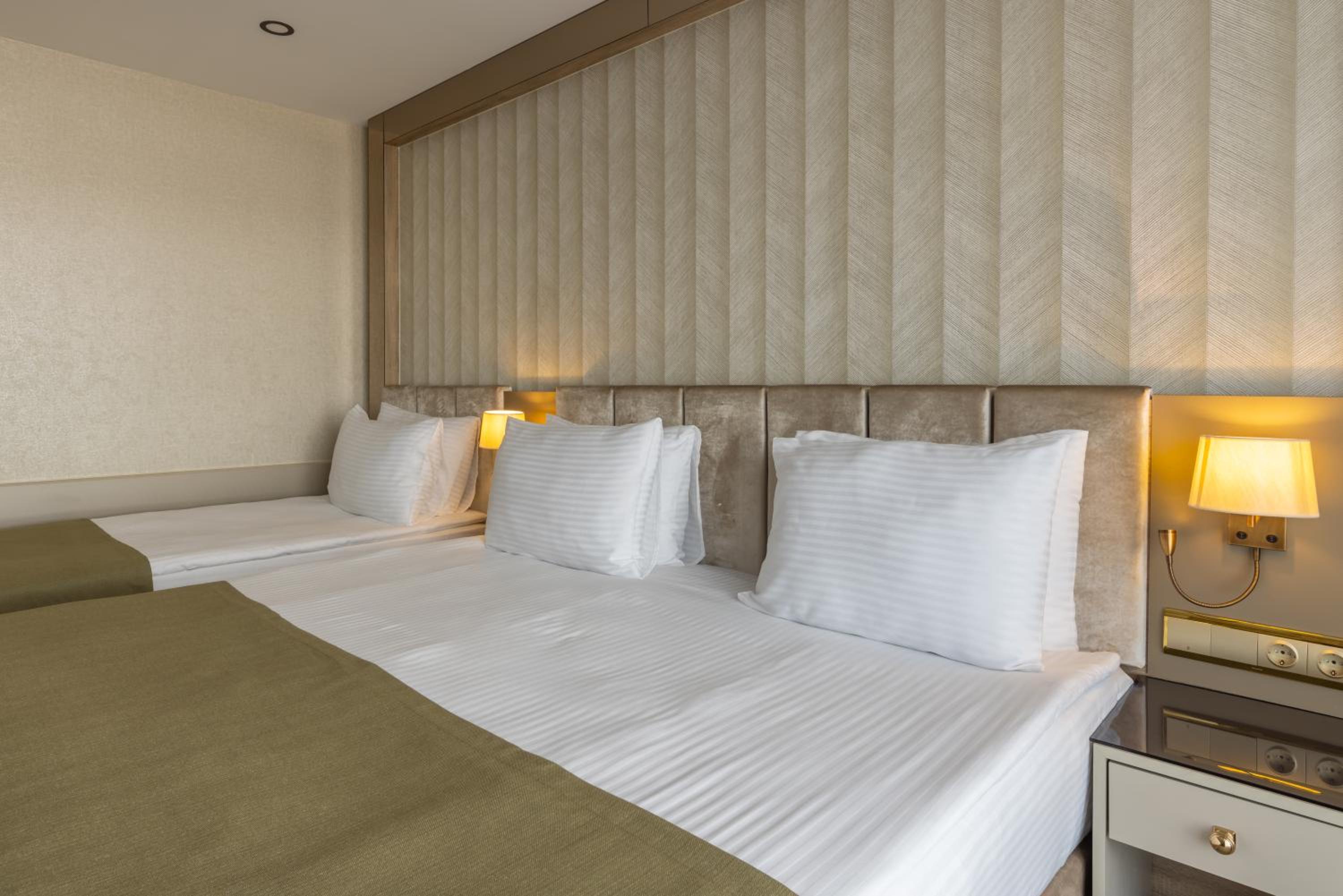 Double Room with Balcony - Photo 11