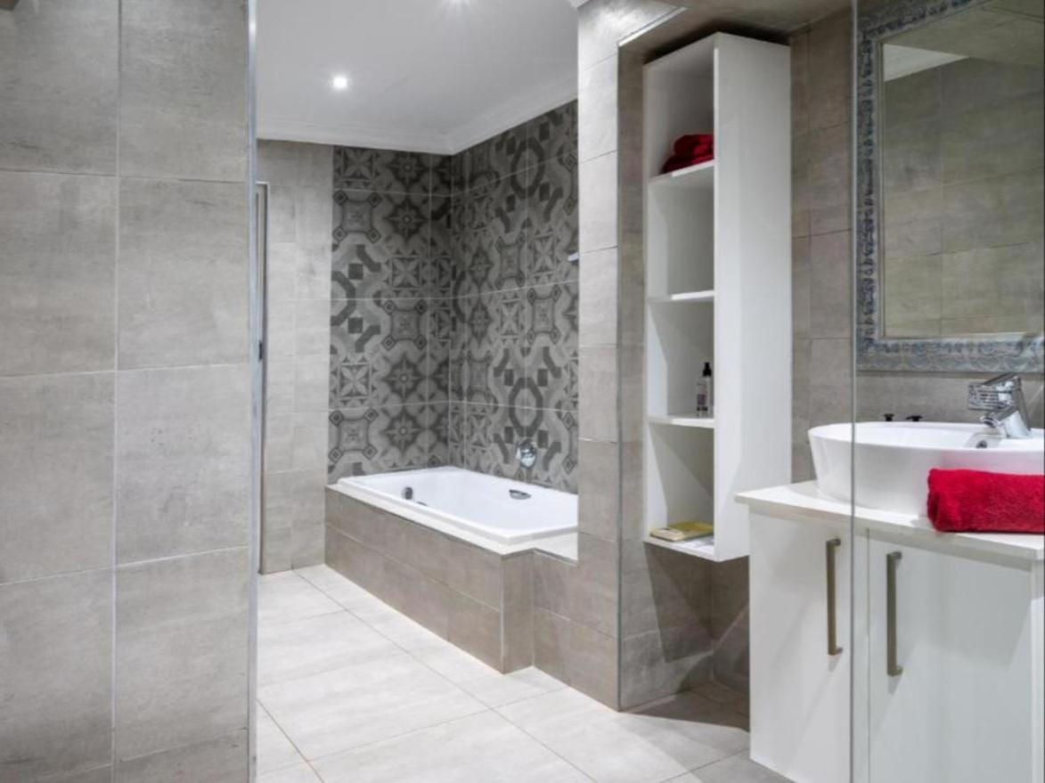 Luxury Suite - Photo 2
