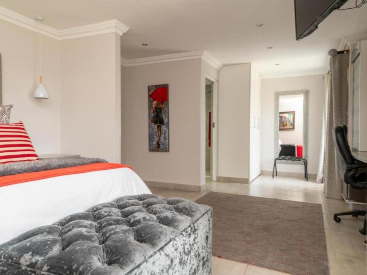 Luxury Suite - Photo 7