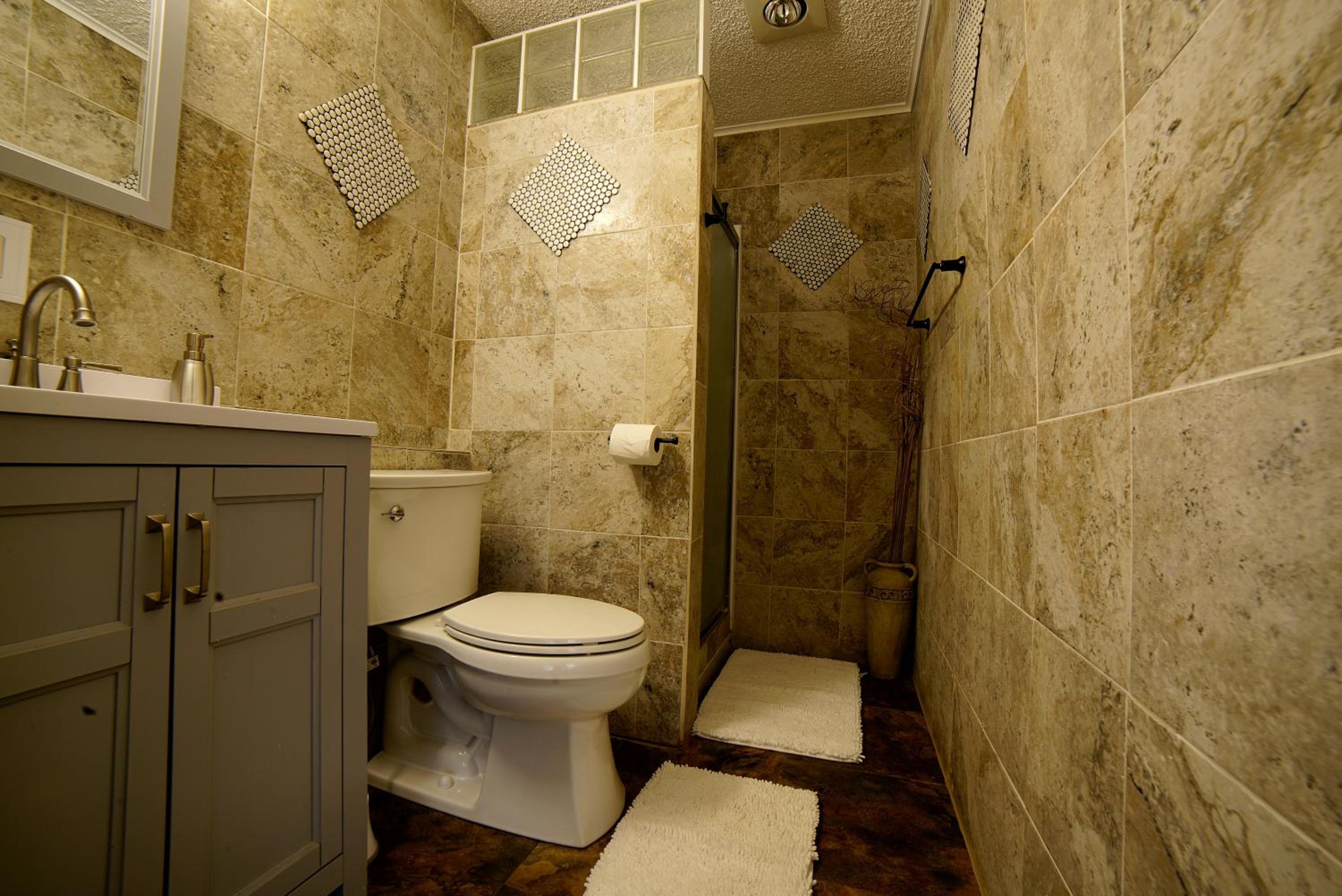 Queen Room photo 2