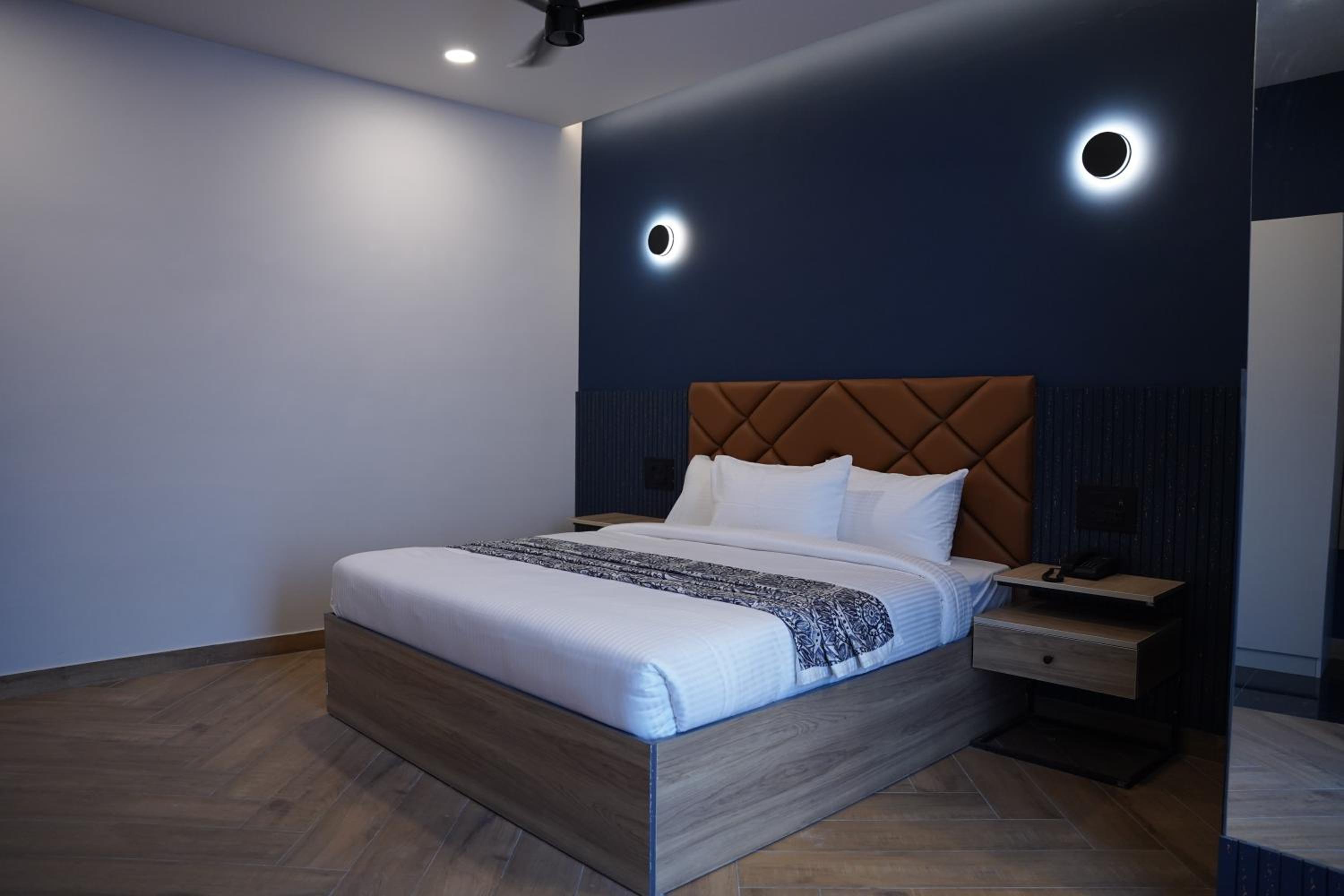 Deluxe King Suite photo 1