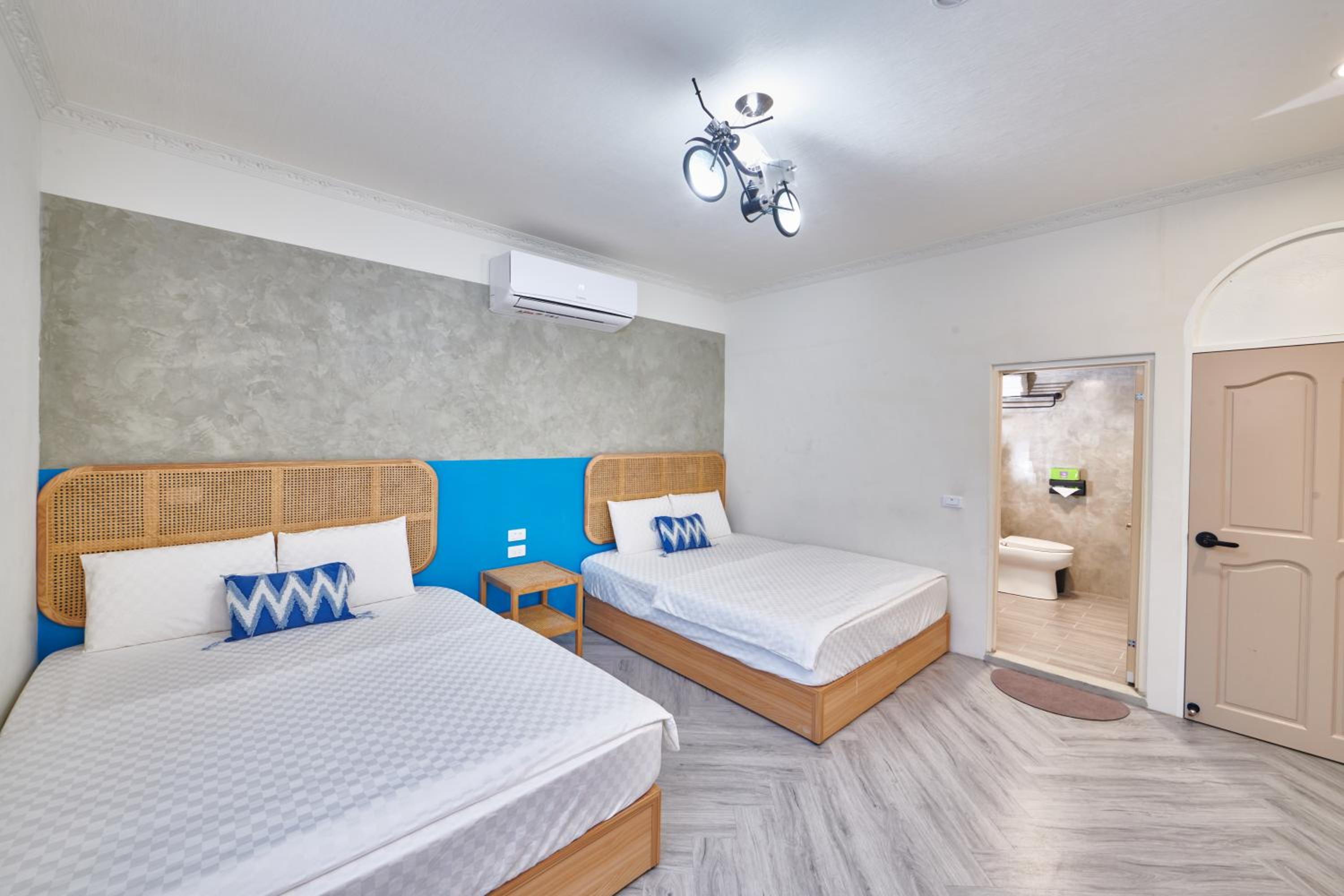 Quadruple Room with Private Bathroom photo 1
