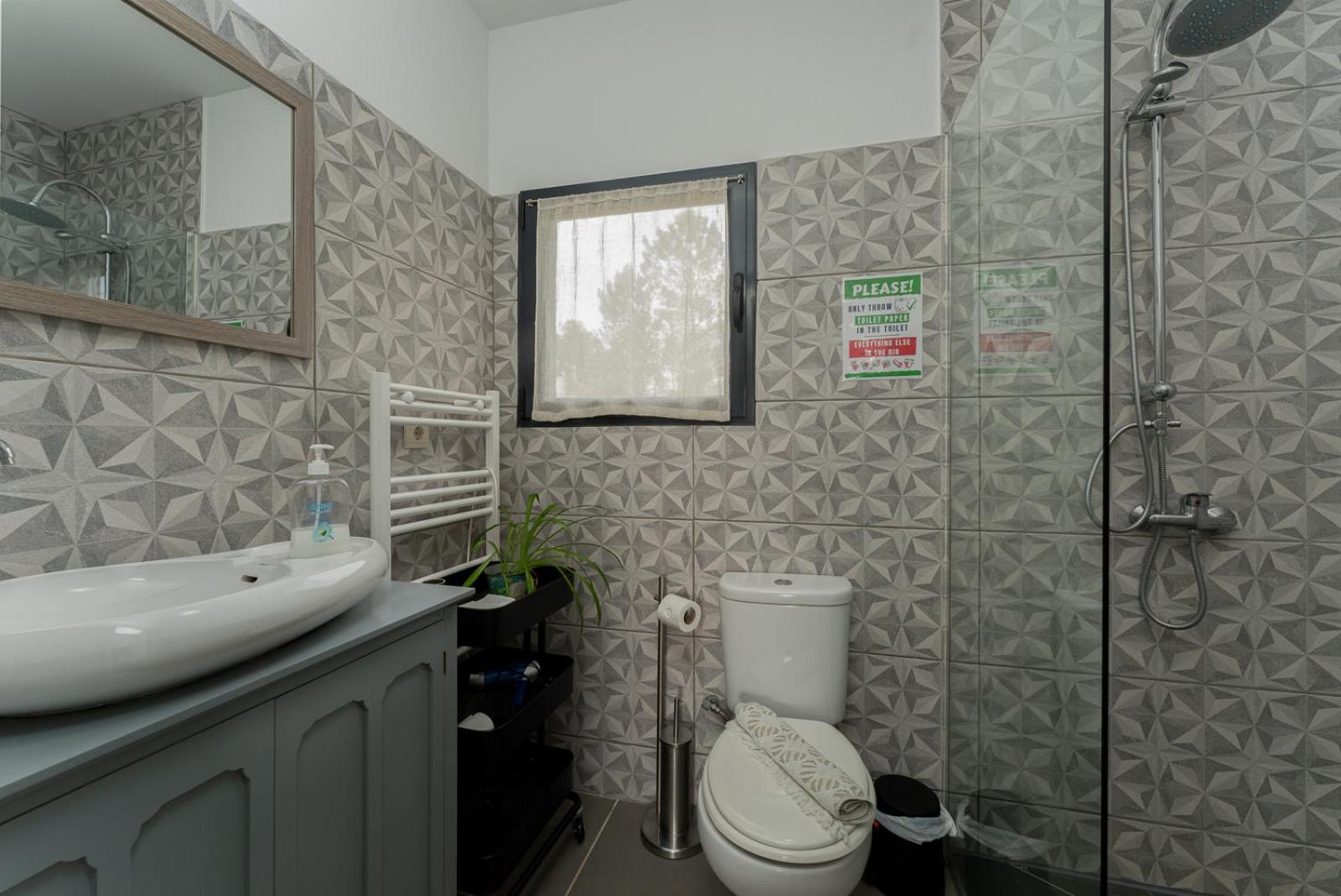 Twin Room - Photo 6