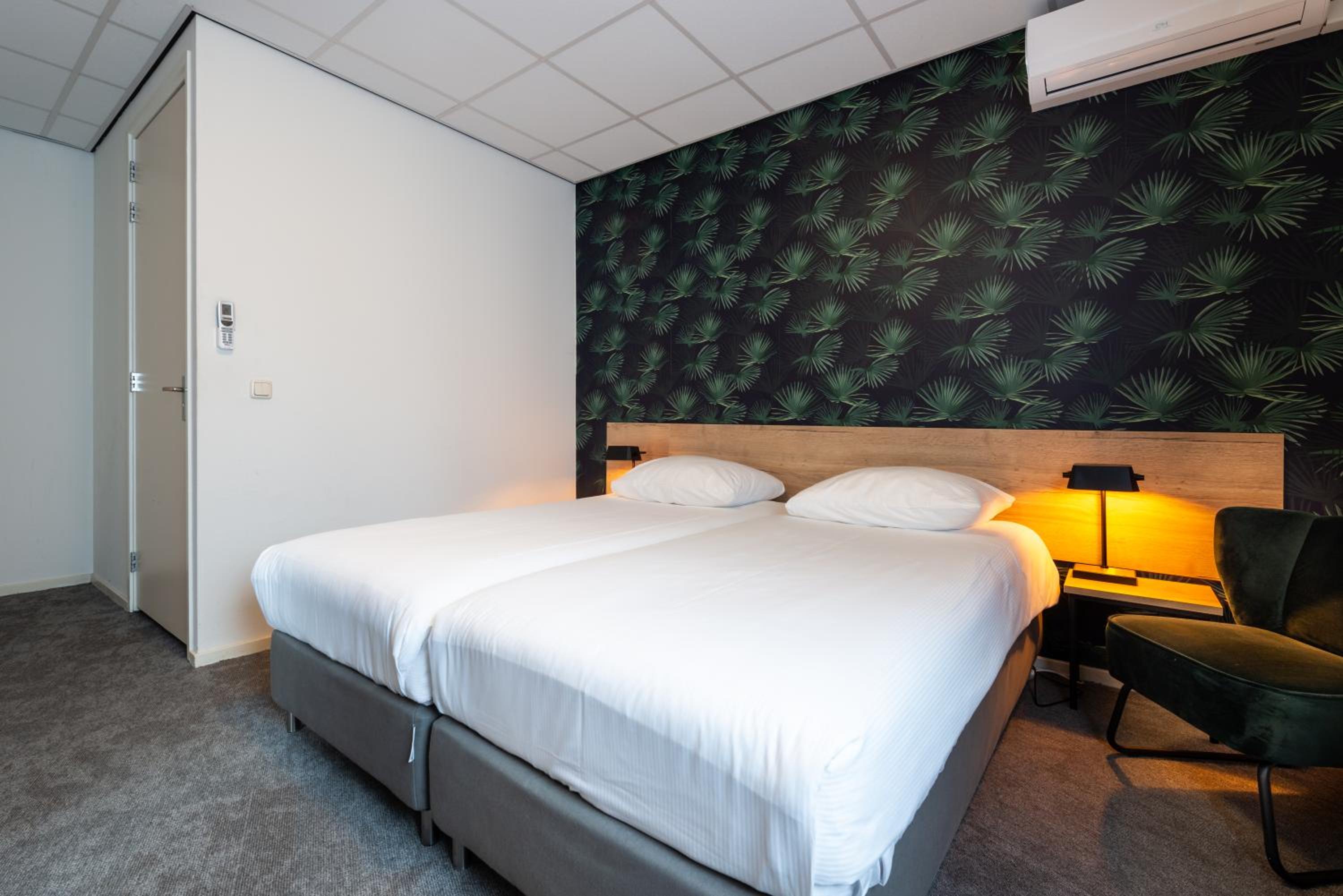 Twin Room with Private Bathroom photo 2