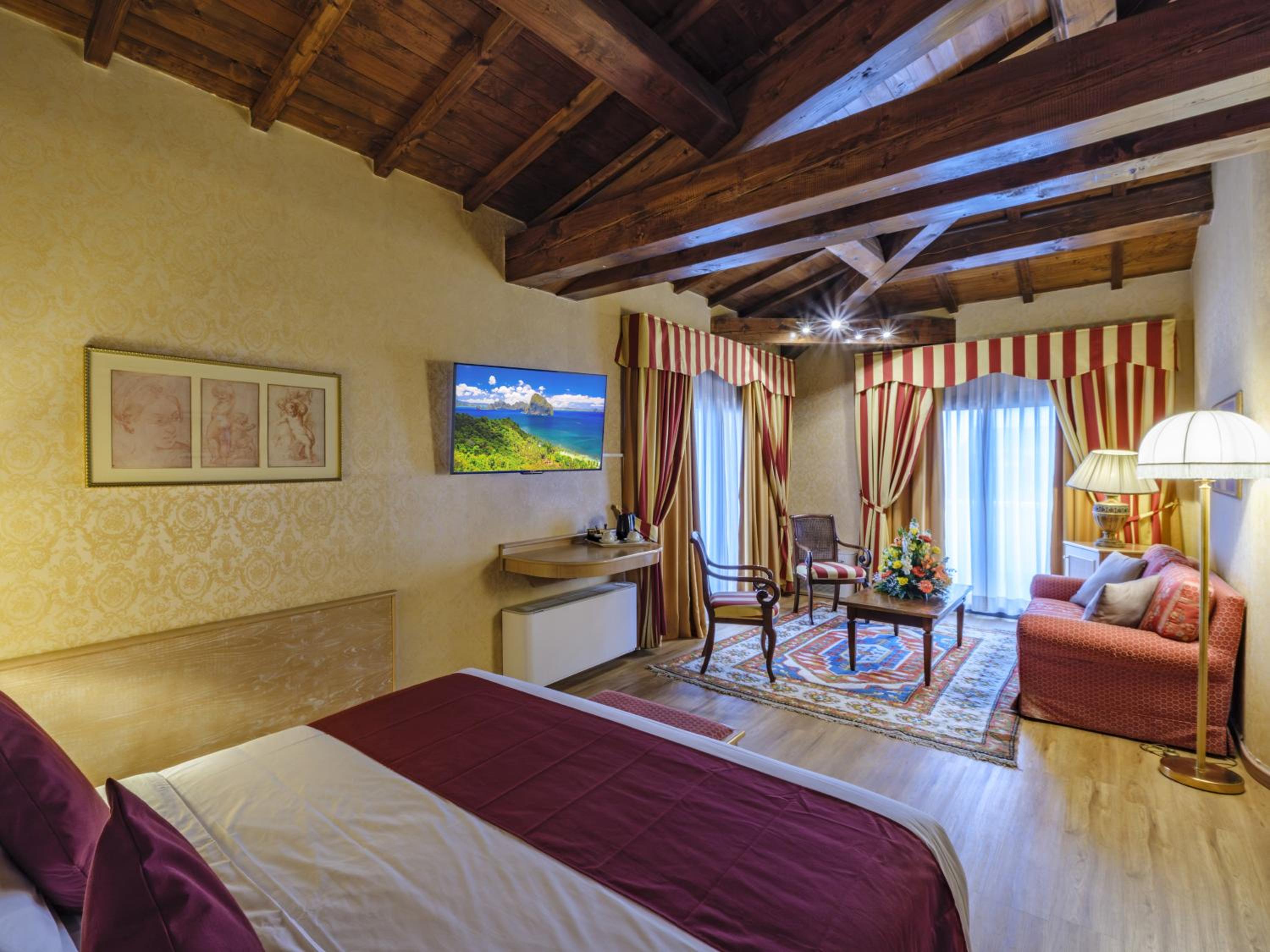 Suite - Photo 1