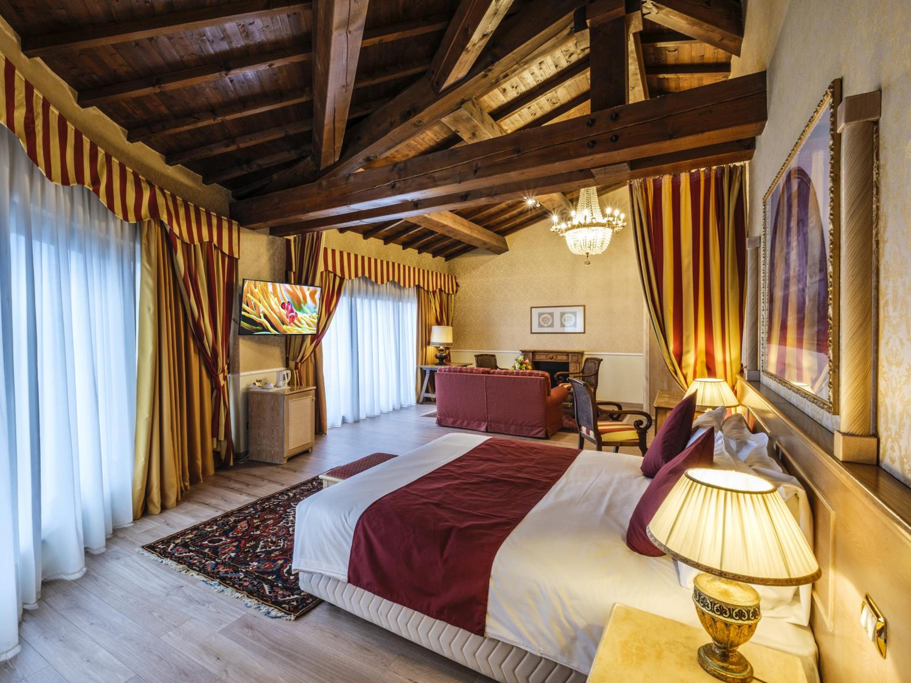 Suite - Photo 9