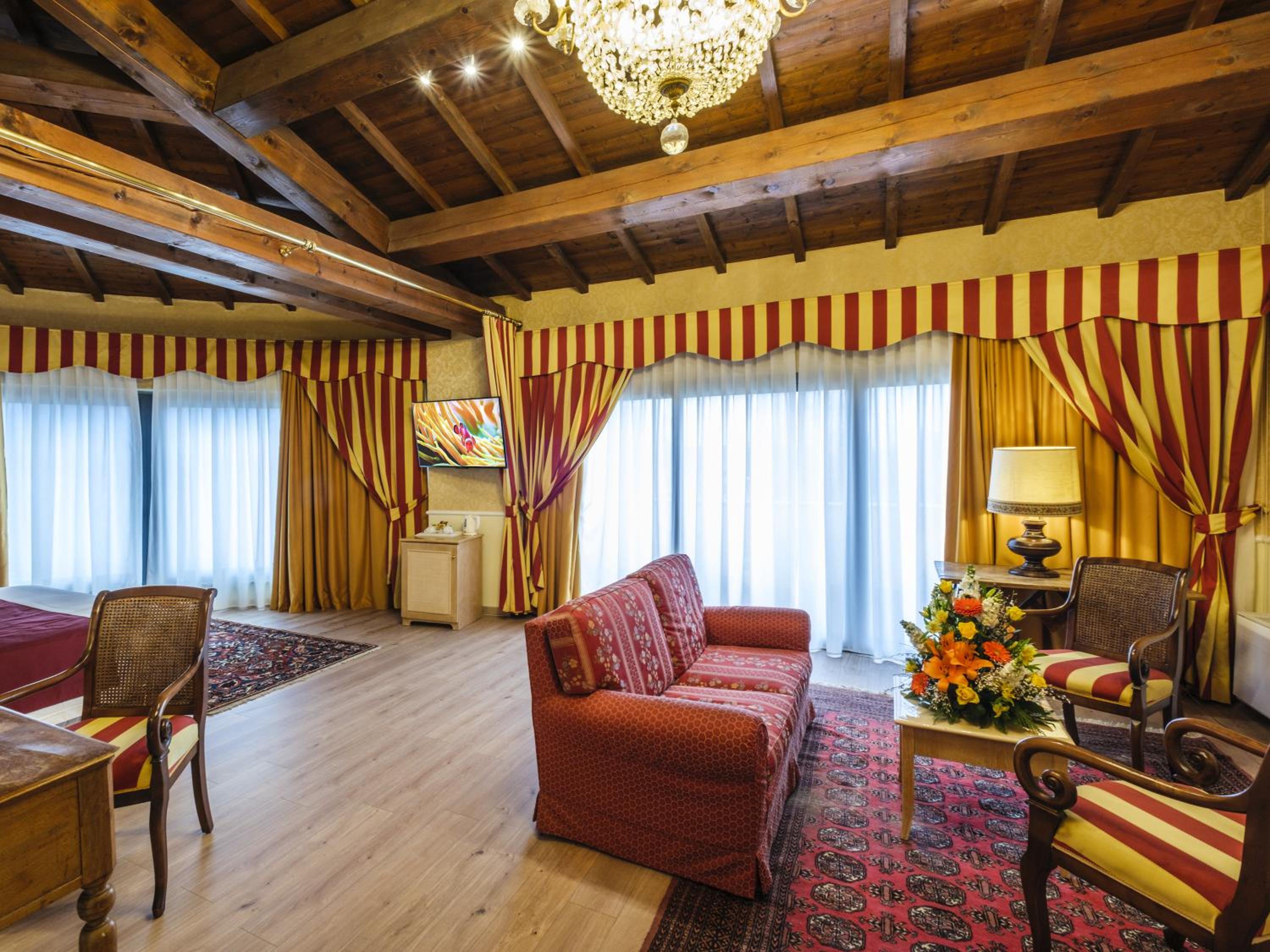 Suite - Photo 10
