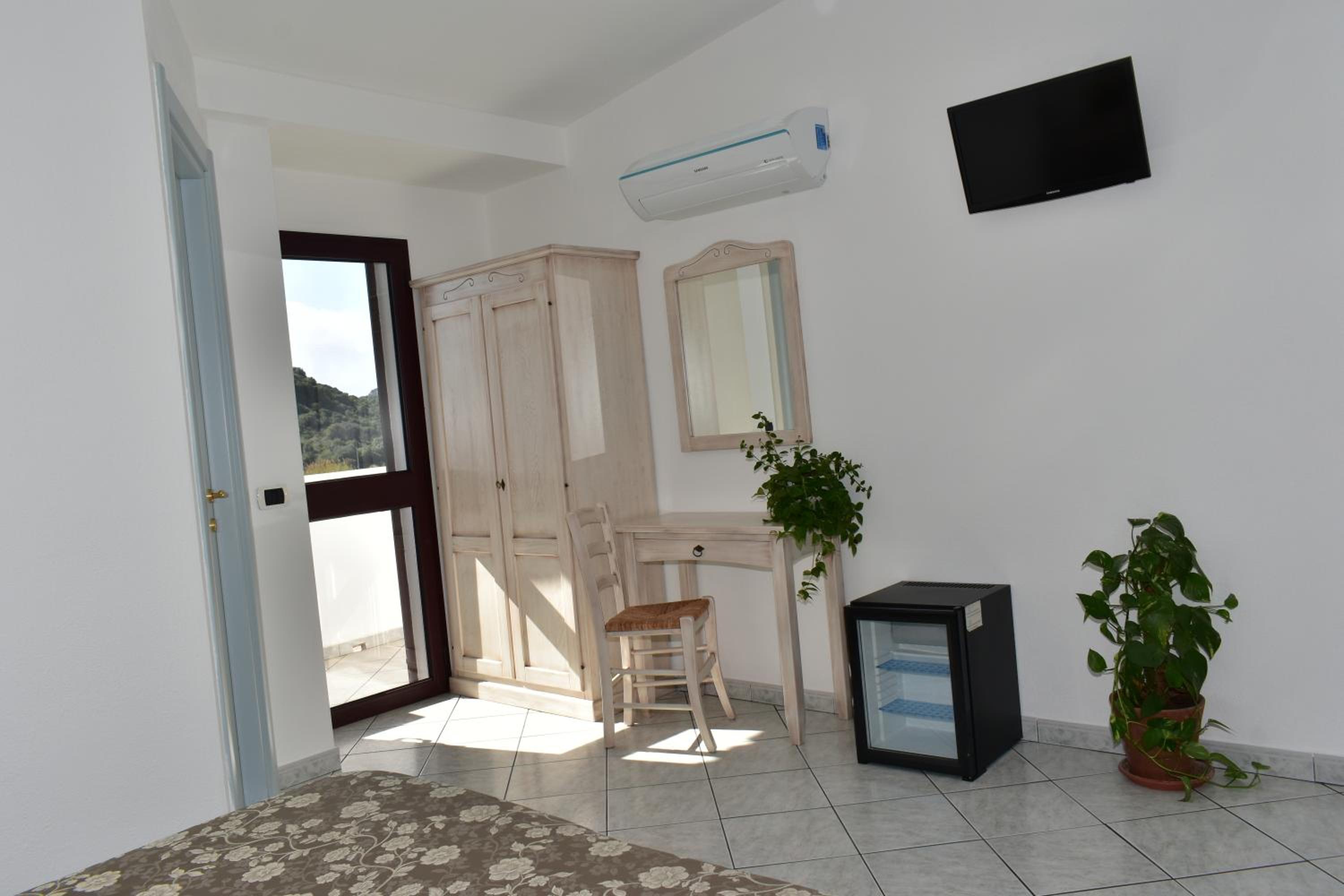 Double Room with Balcony - Photo 5