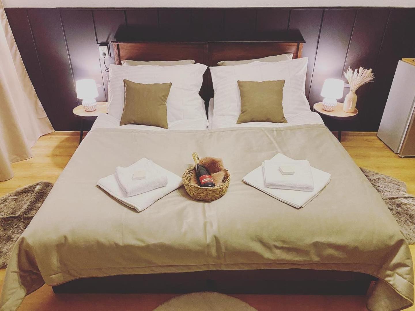 Large Double Room - Photo 1