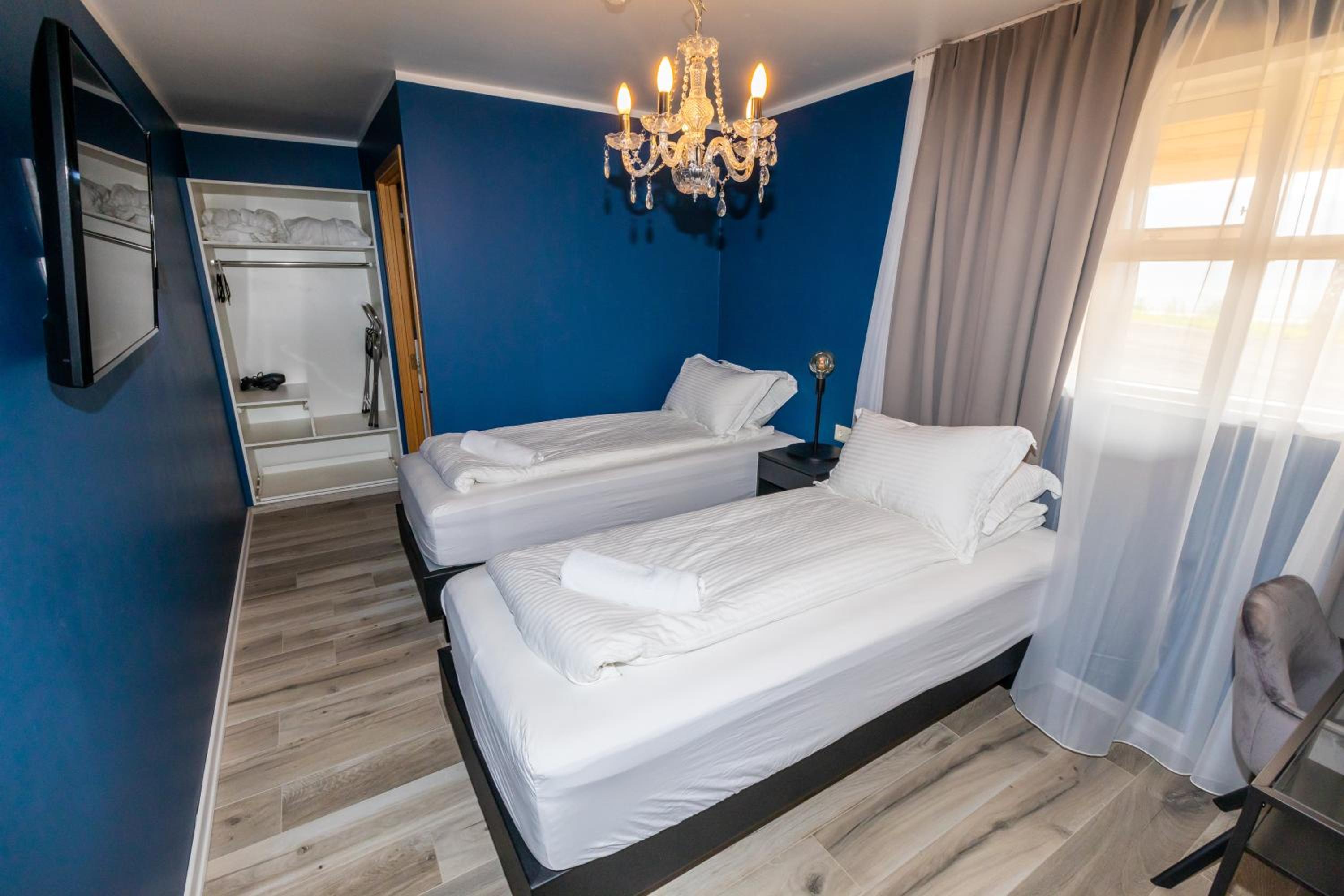 Room with private entrance - Photo 3