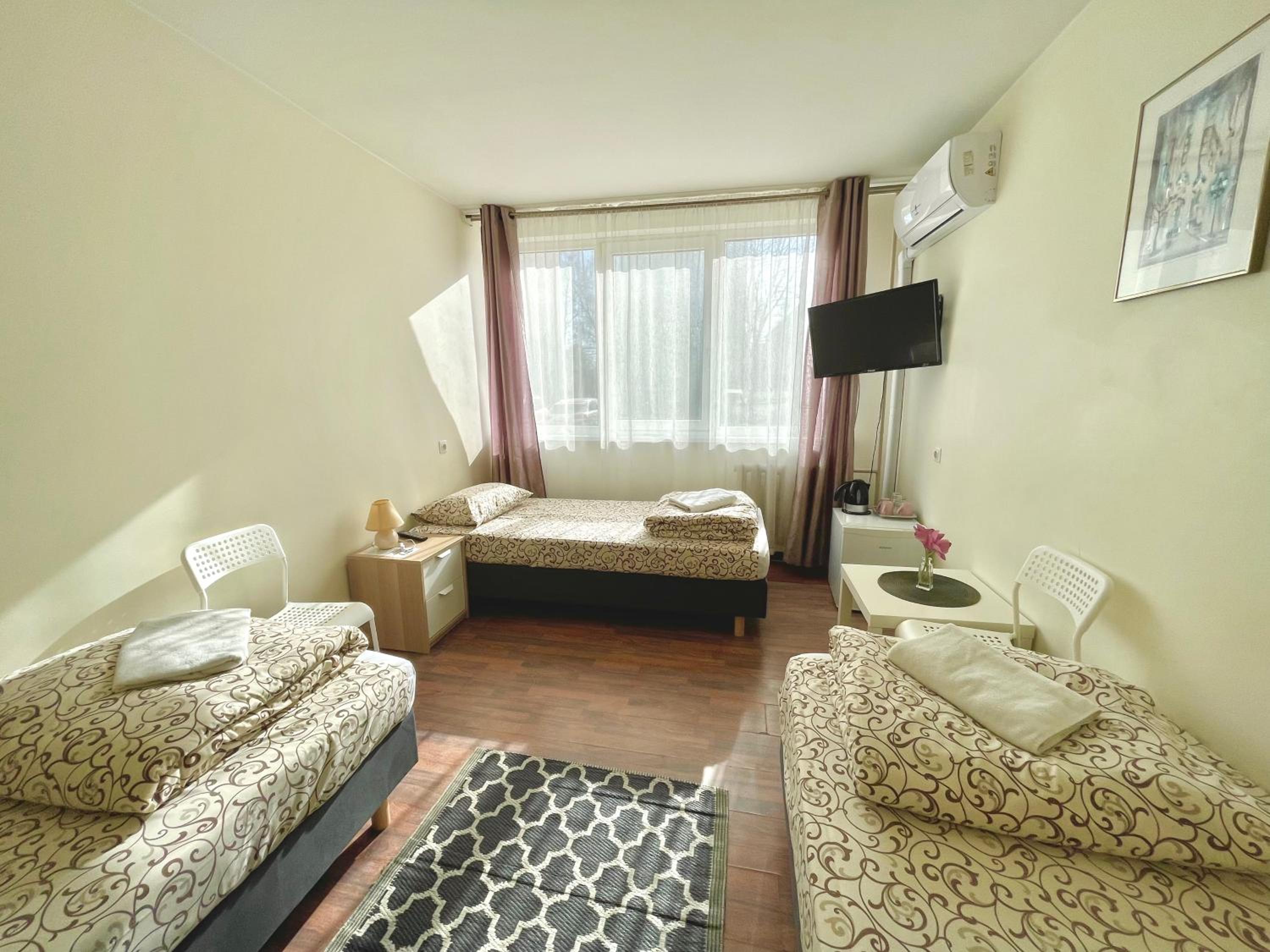 Economy Triple Room with Shared Bathroom photo 3