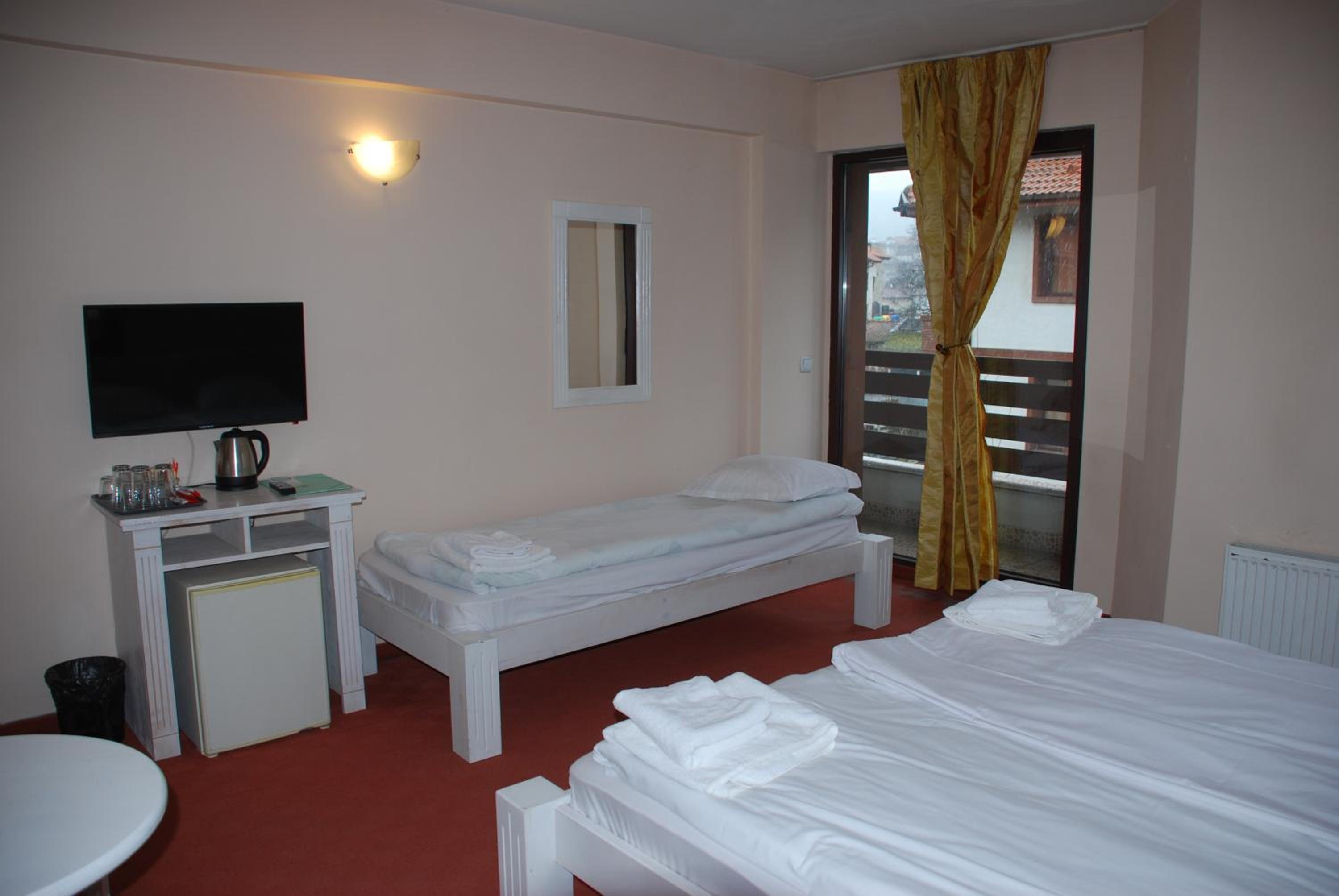 Double Room with Balcony (2 Adults + 1 Child) photo 2