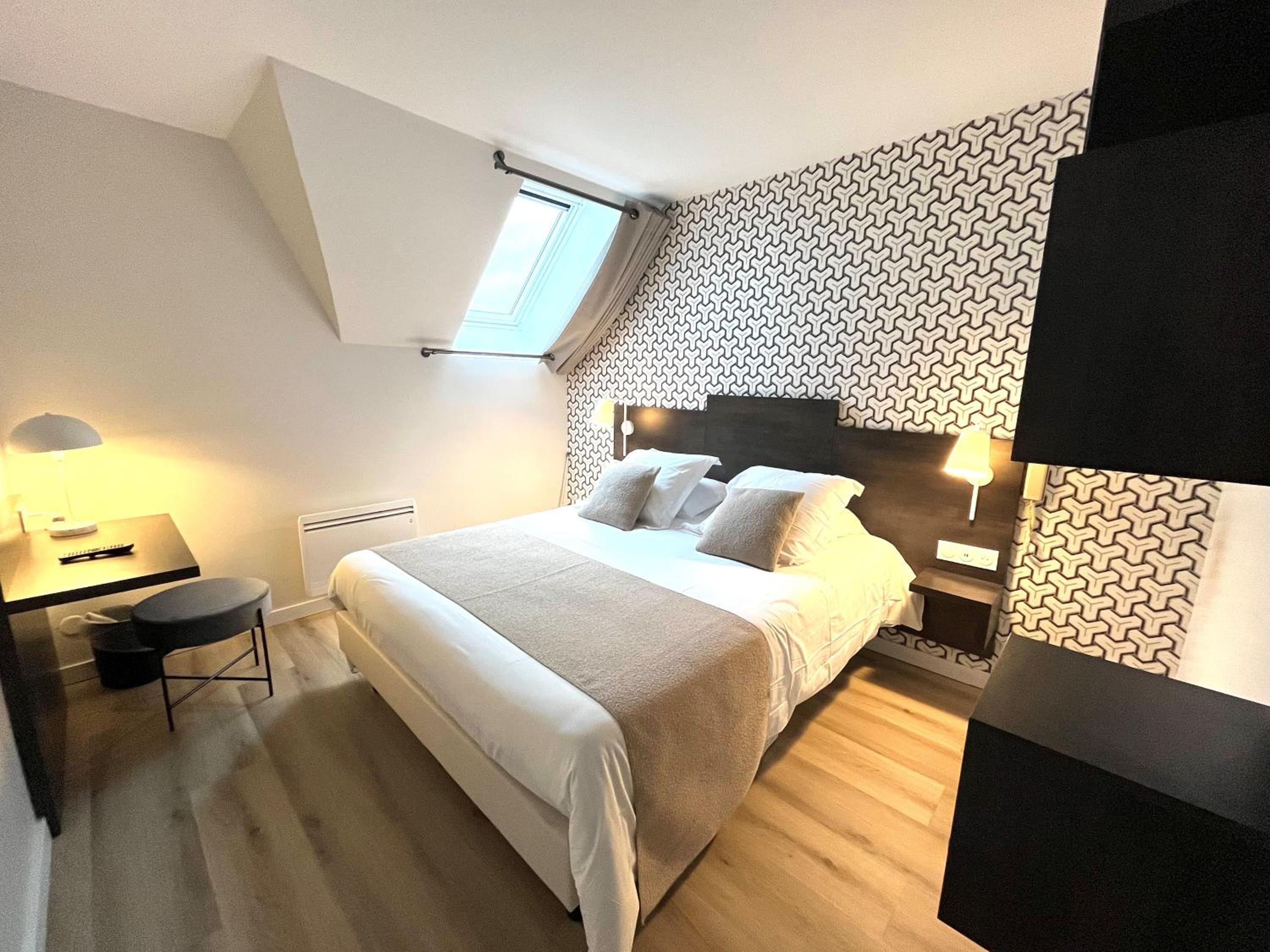 Economy Double Room with skylight