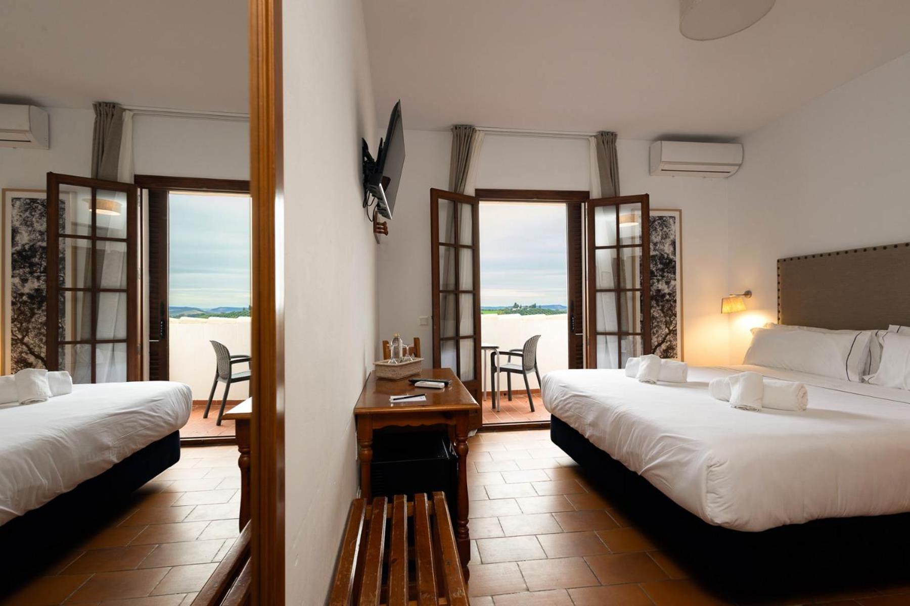 Double or Twin Room - Photo 9