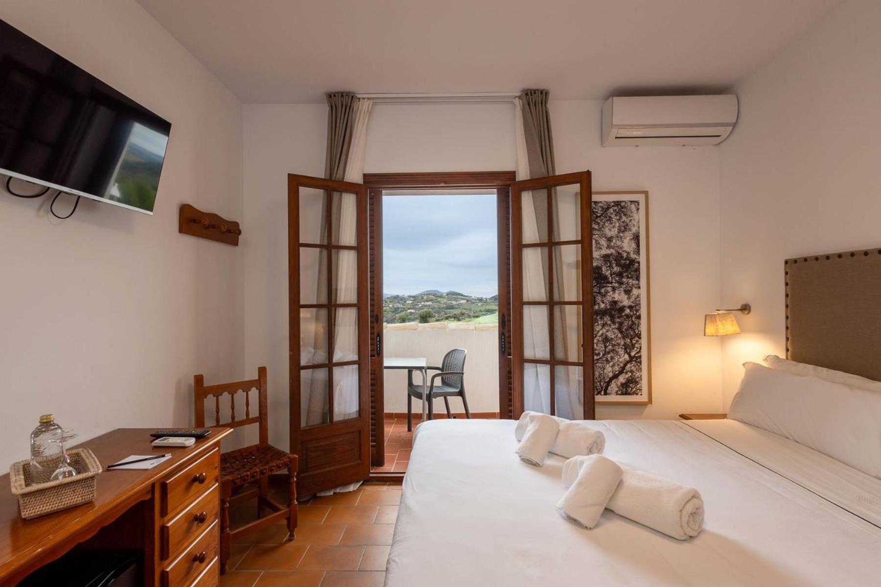 Double or Twin Room - Photo 3