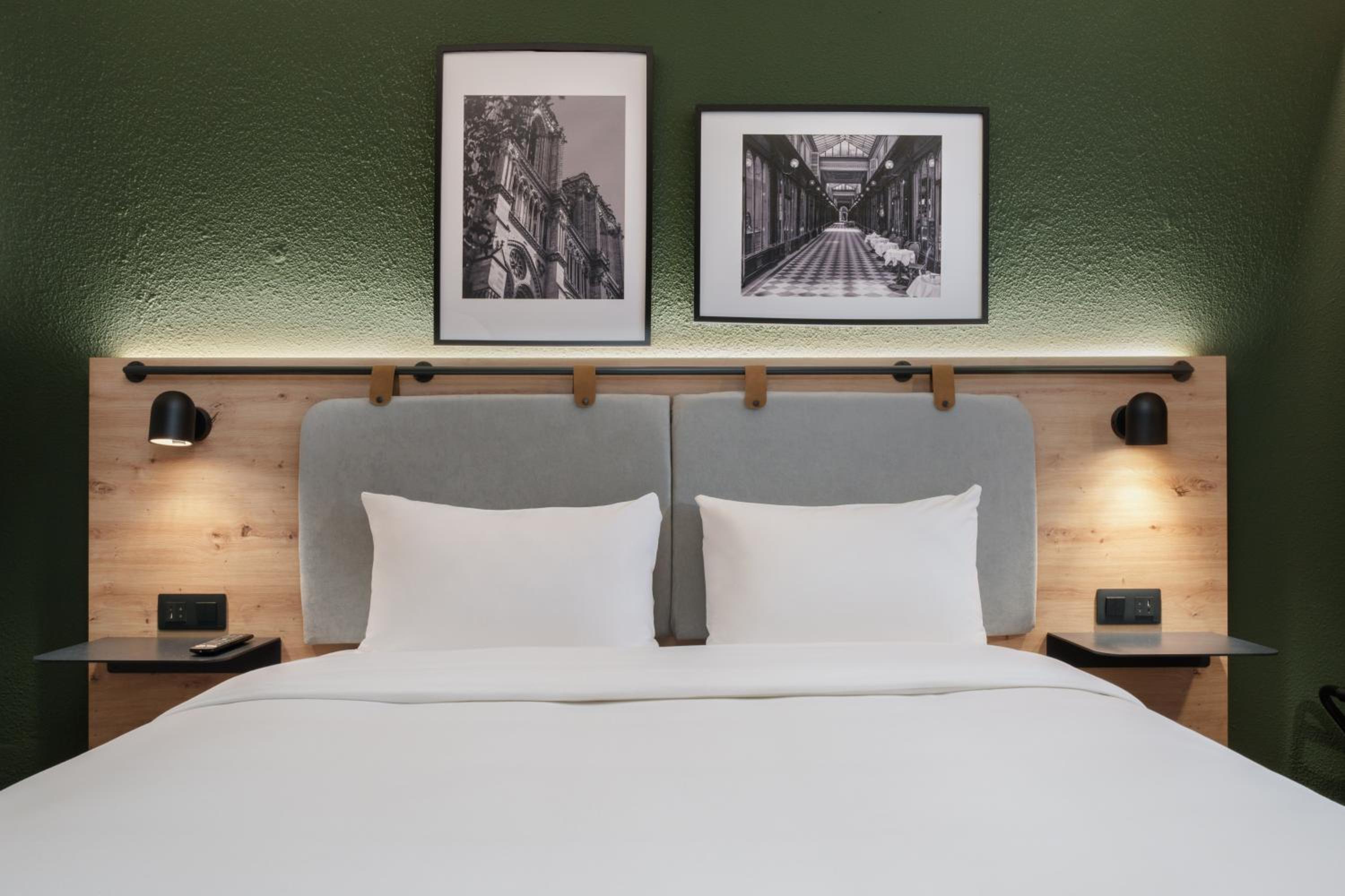 Standard Room - 1 Queen Bed