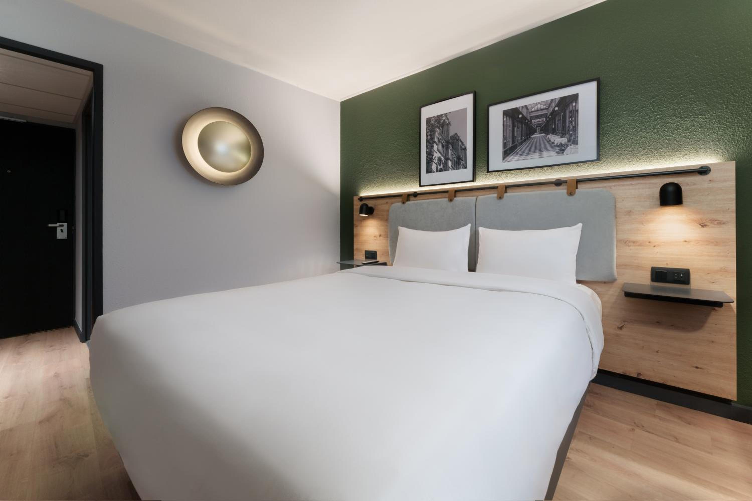 Standard Room - 1 Queen Bed