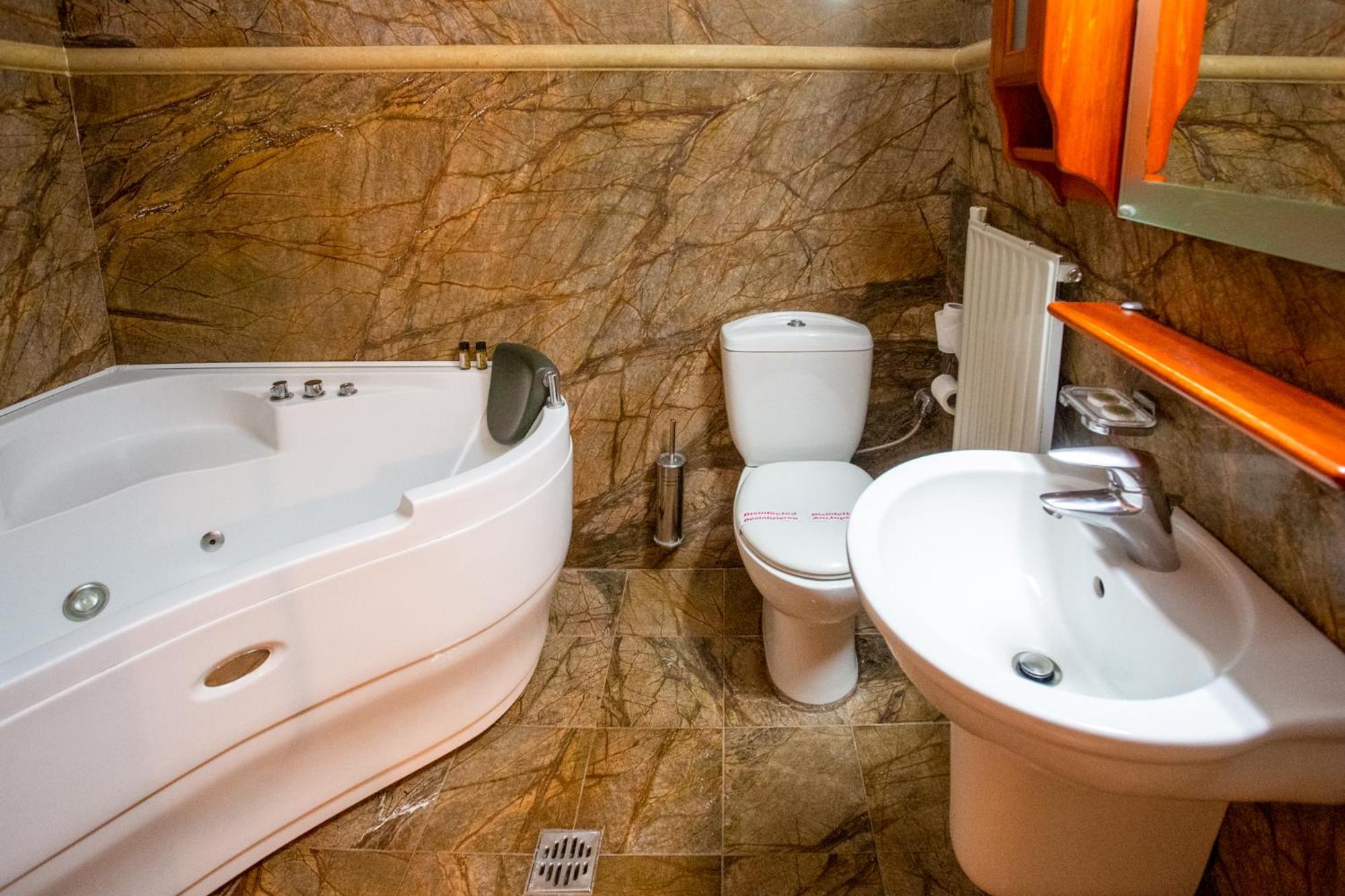 Deluxe Double Room with Fireplace and Spa Bath photo 3