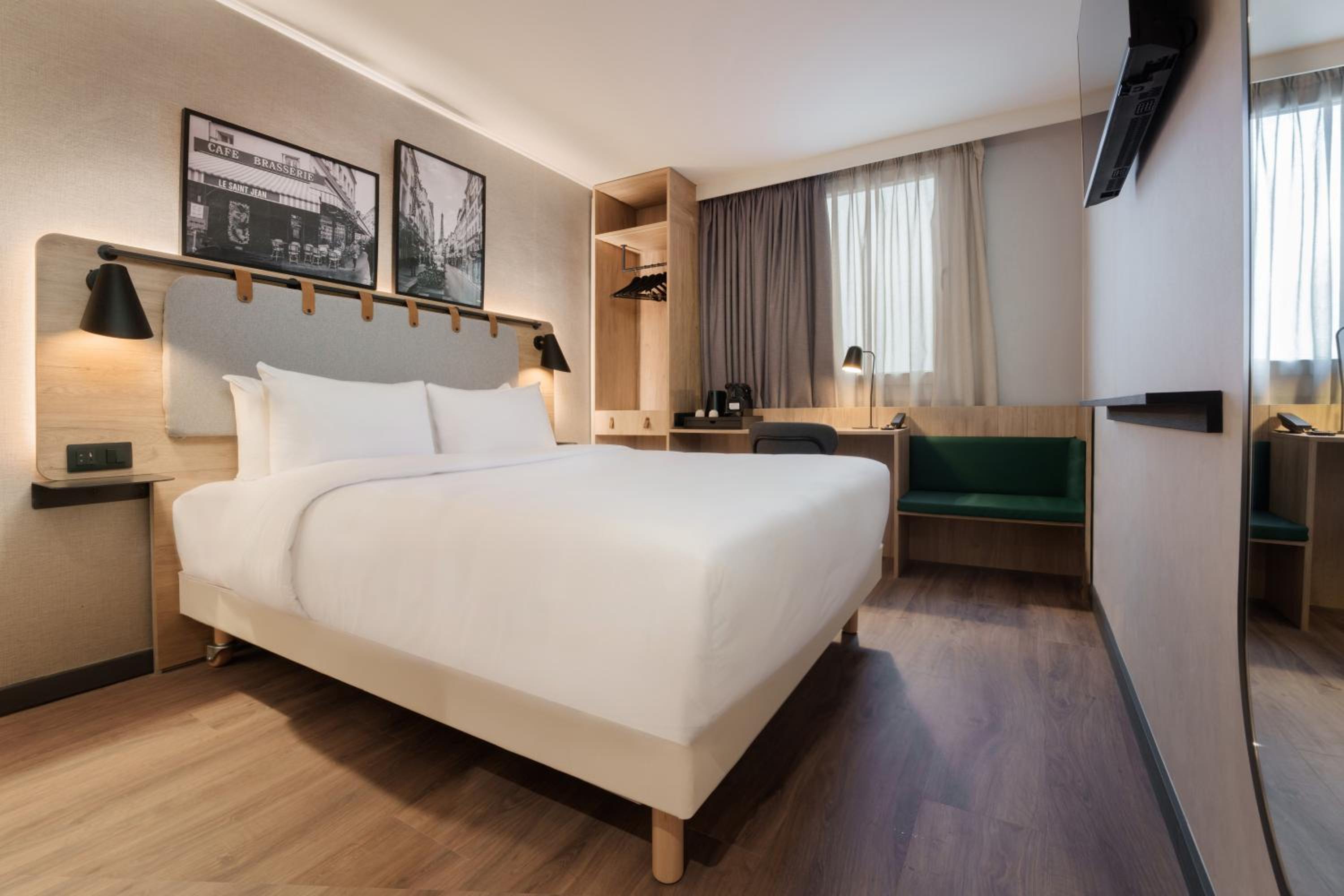 Superior Room - 1 Queen Bed thumbnail 6