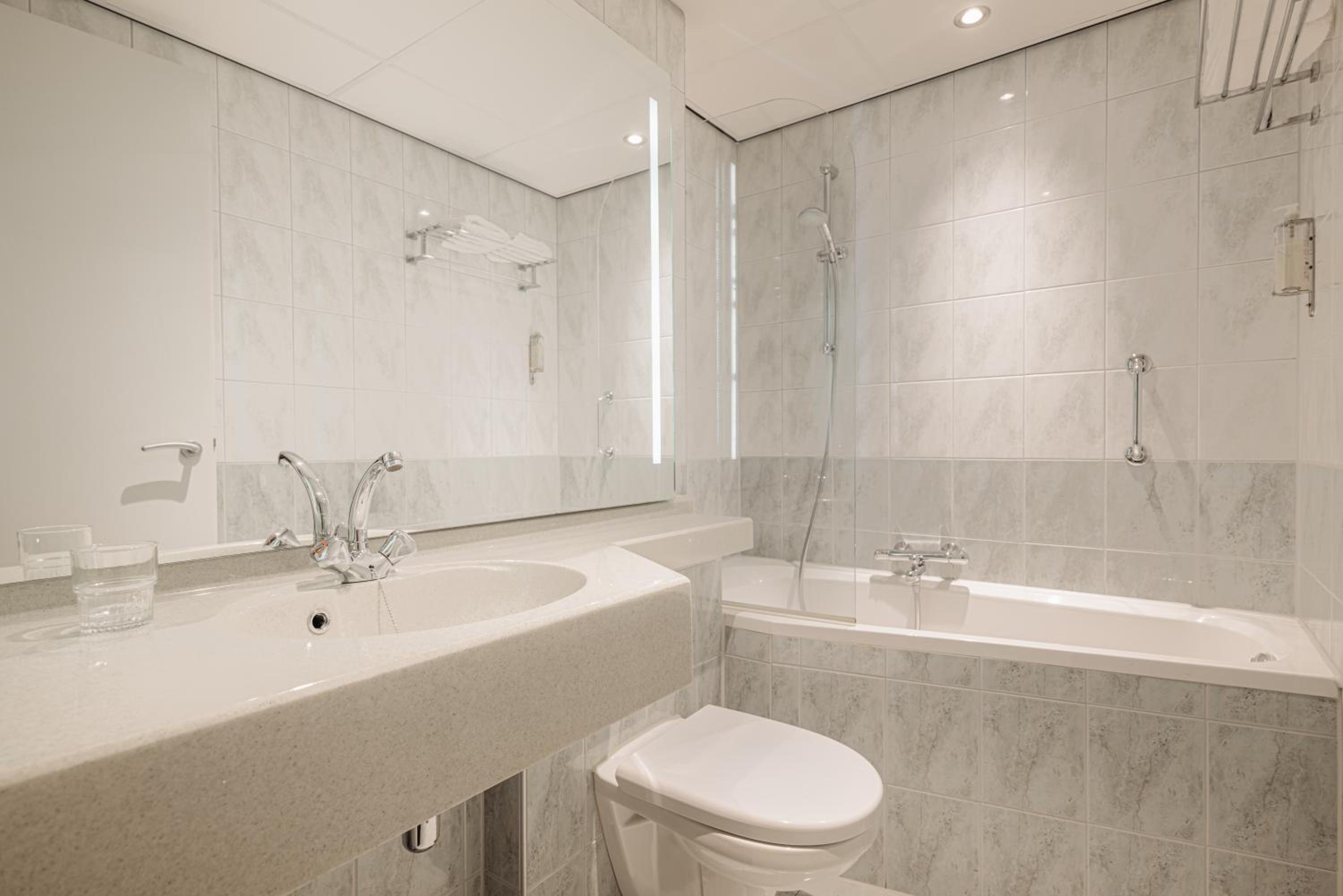 Comfort Room 1 Twin Bed