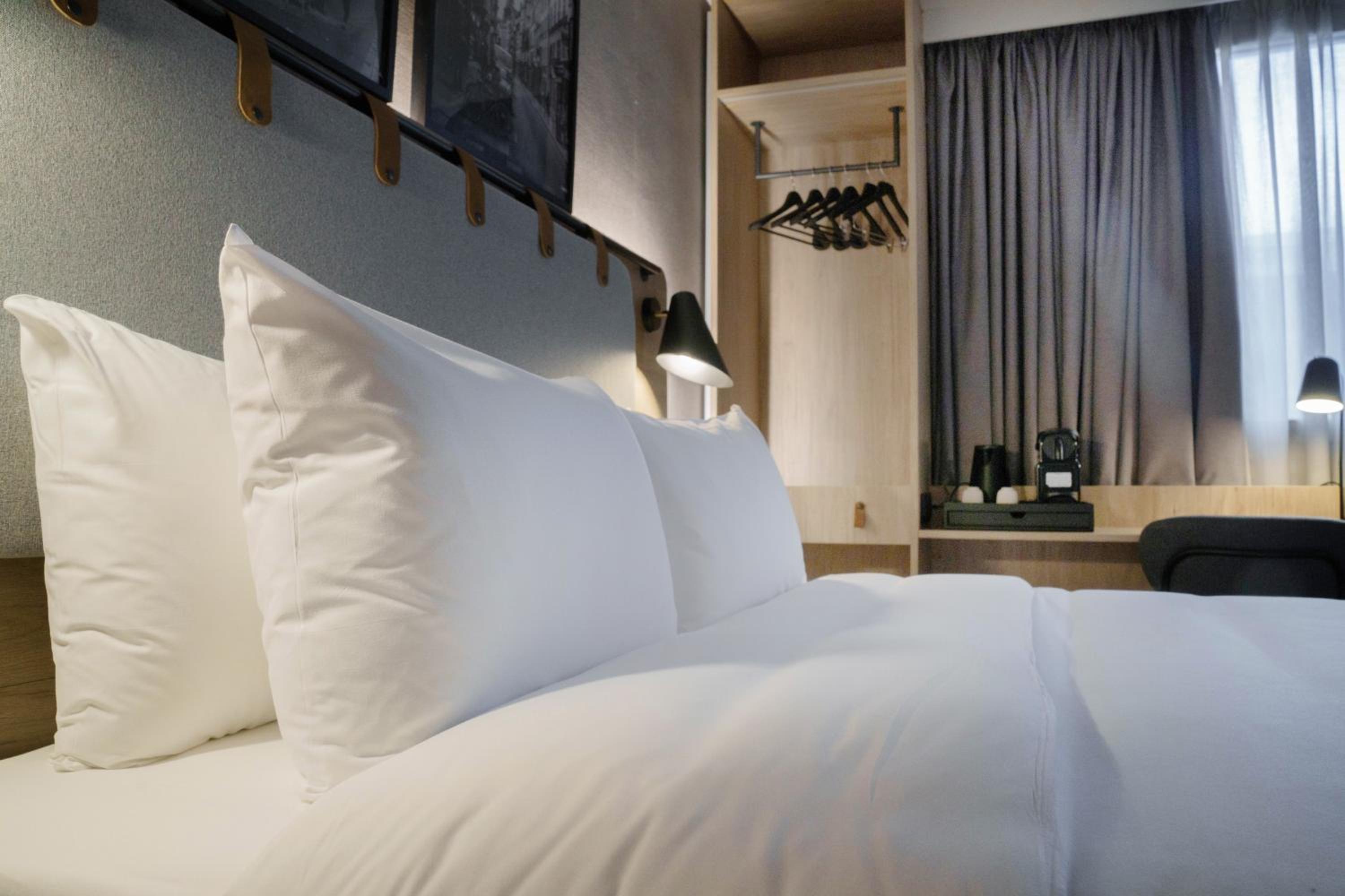 Superior Room - 1 Queen Bed