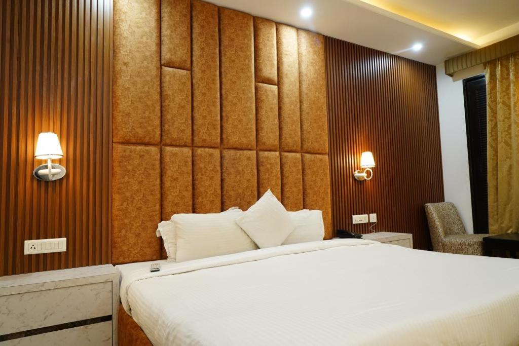 Deluxe King Suite photo 2