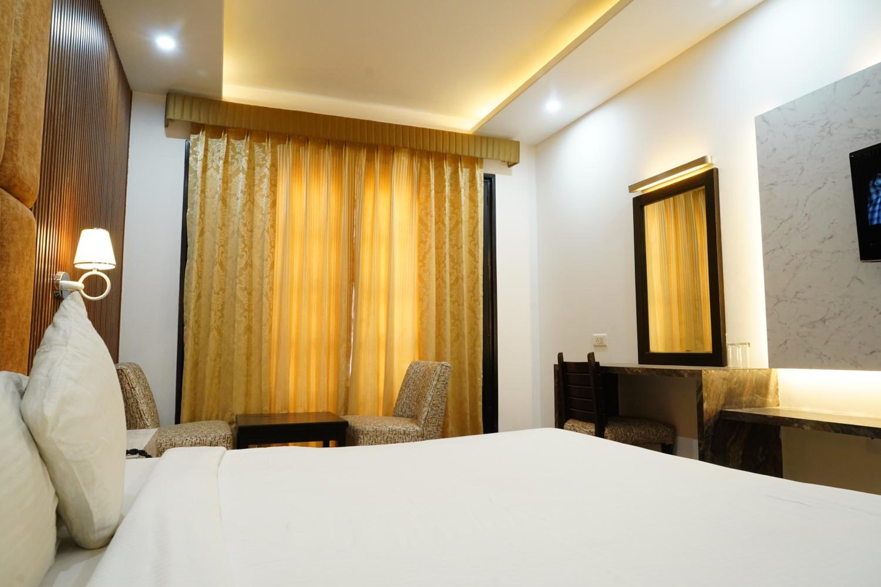 Deluxe King Suite photo 3