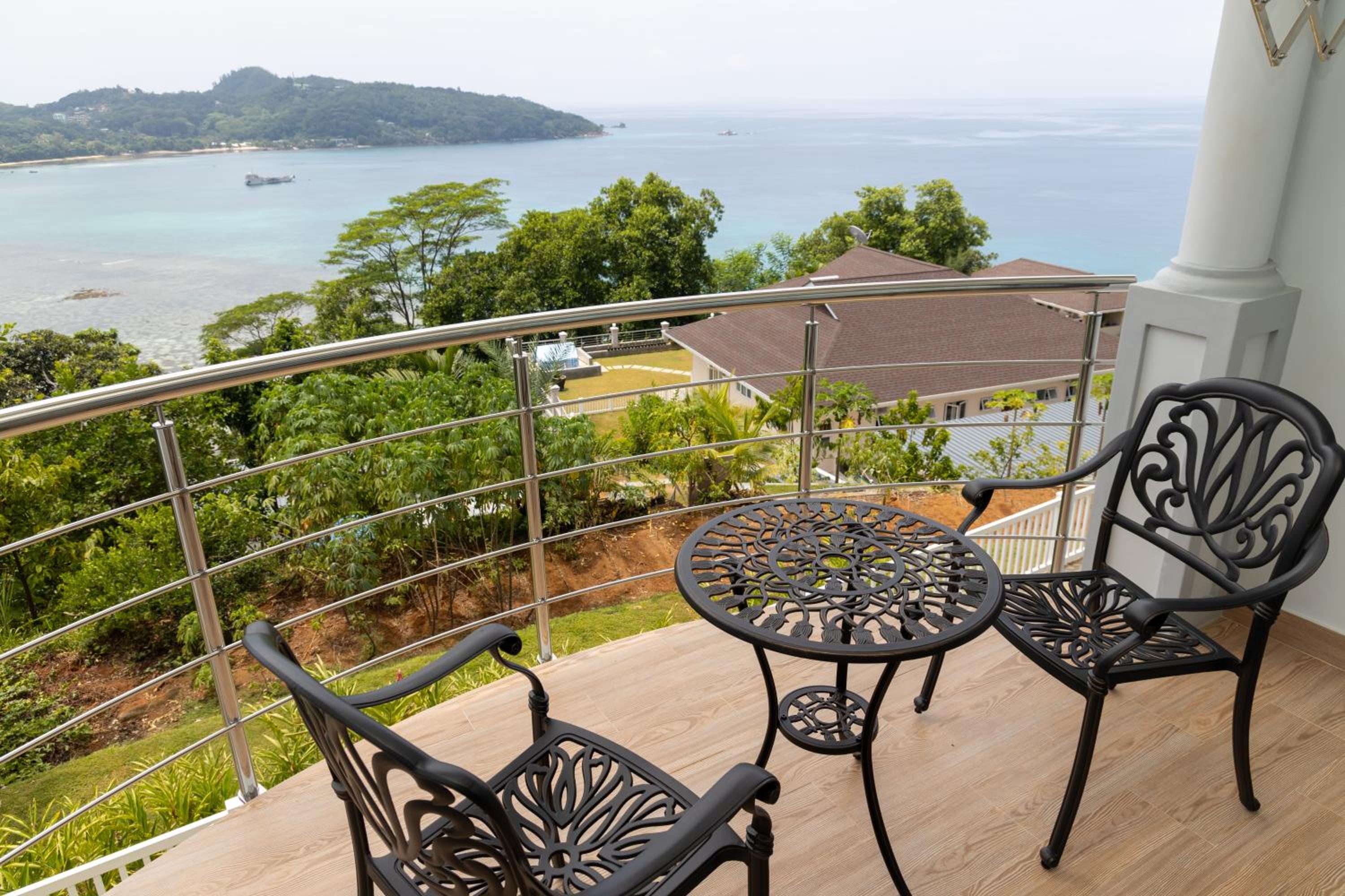 Deluxe One-Bedroom Apartment With Ocean View