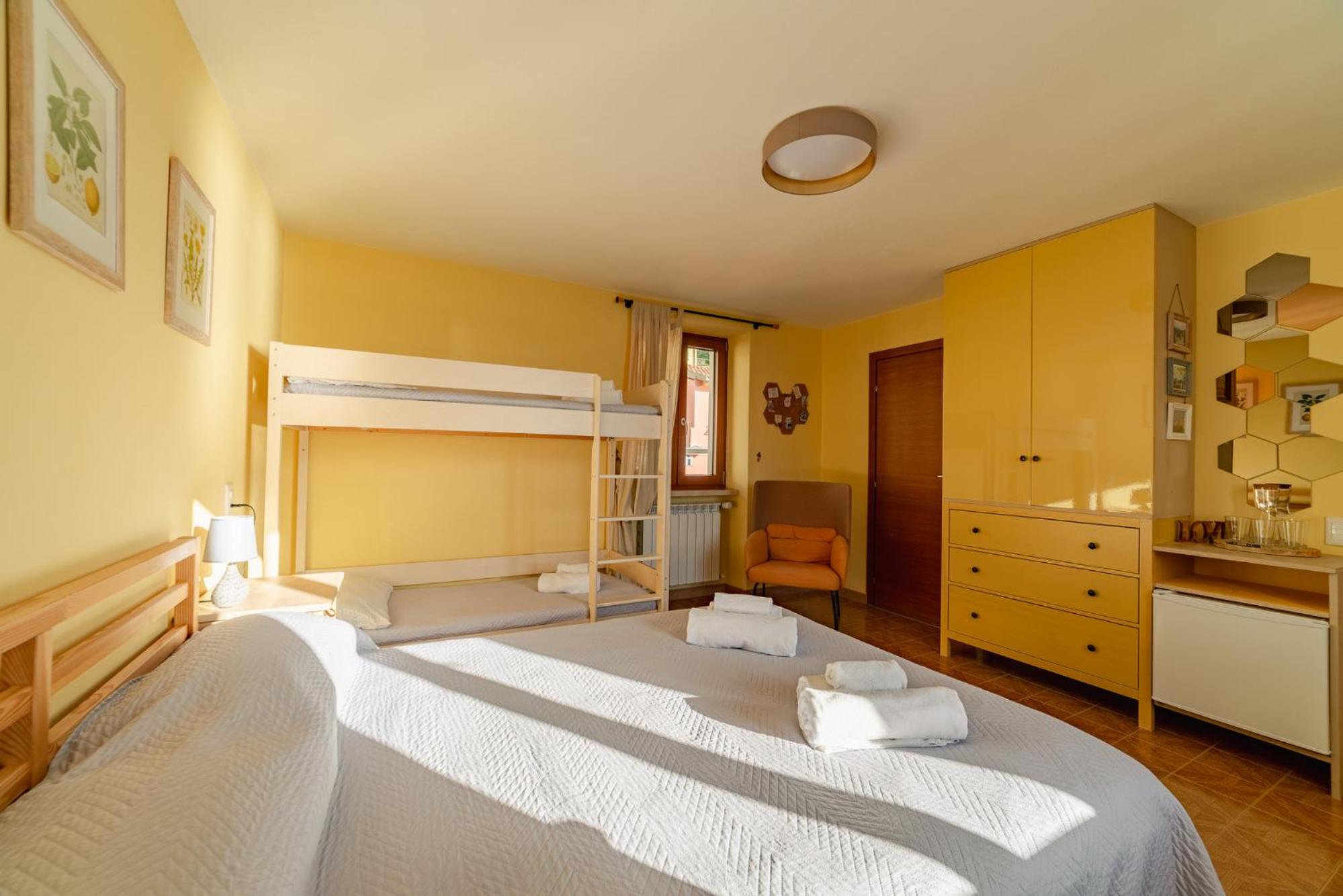 Quadruple Room with Lake View photo 2
