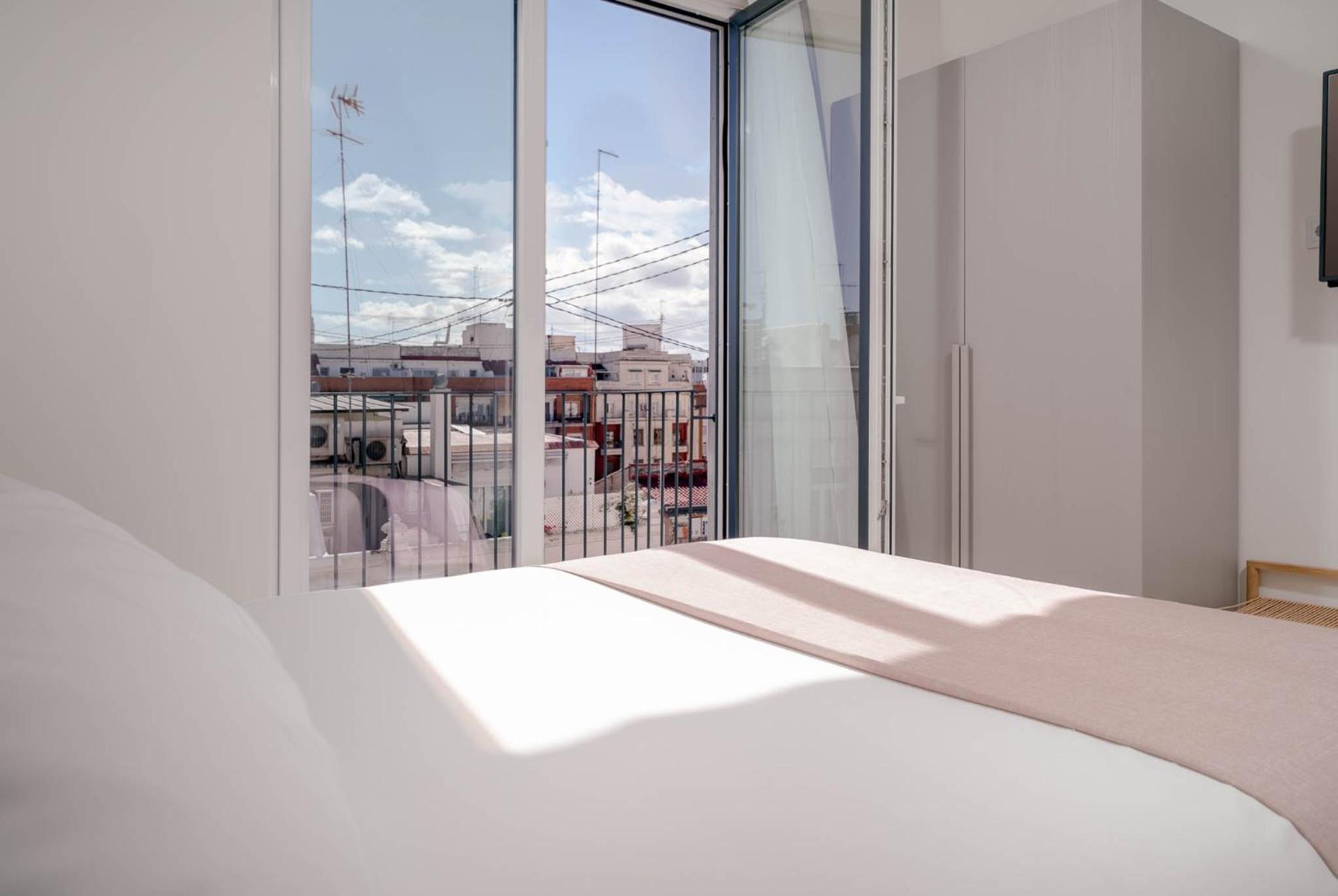 Studio with Balcony - Photo 6
