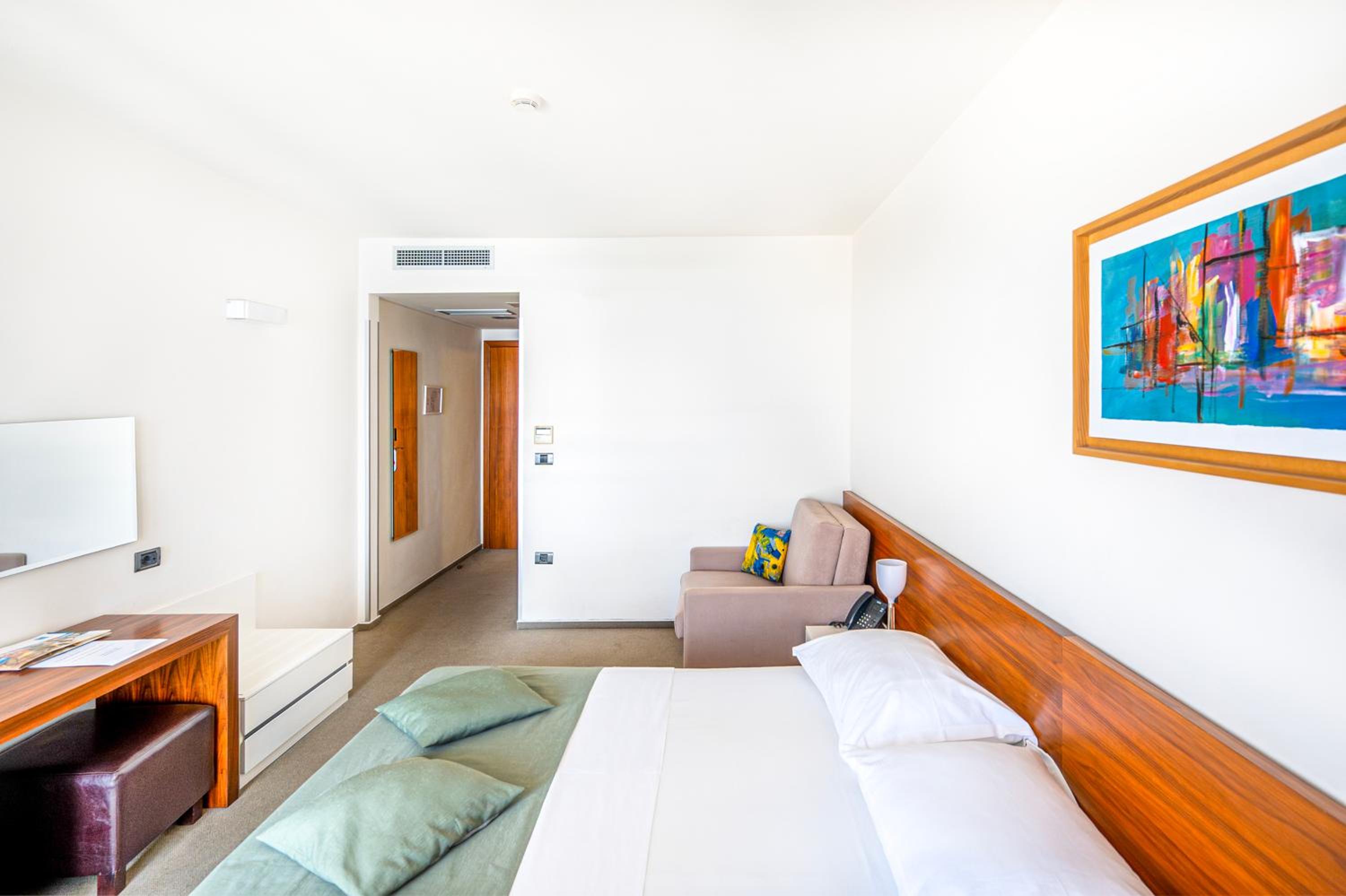 Double Room with Balcony and Sea View - Photo 3
