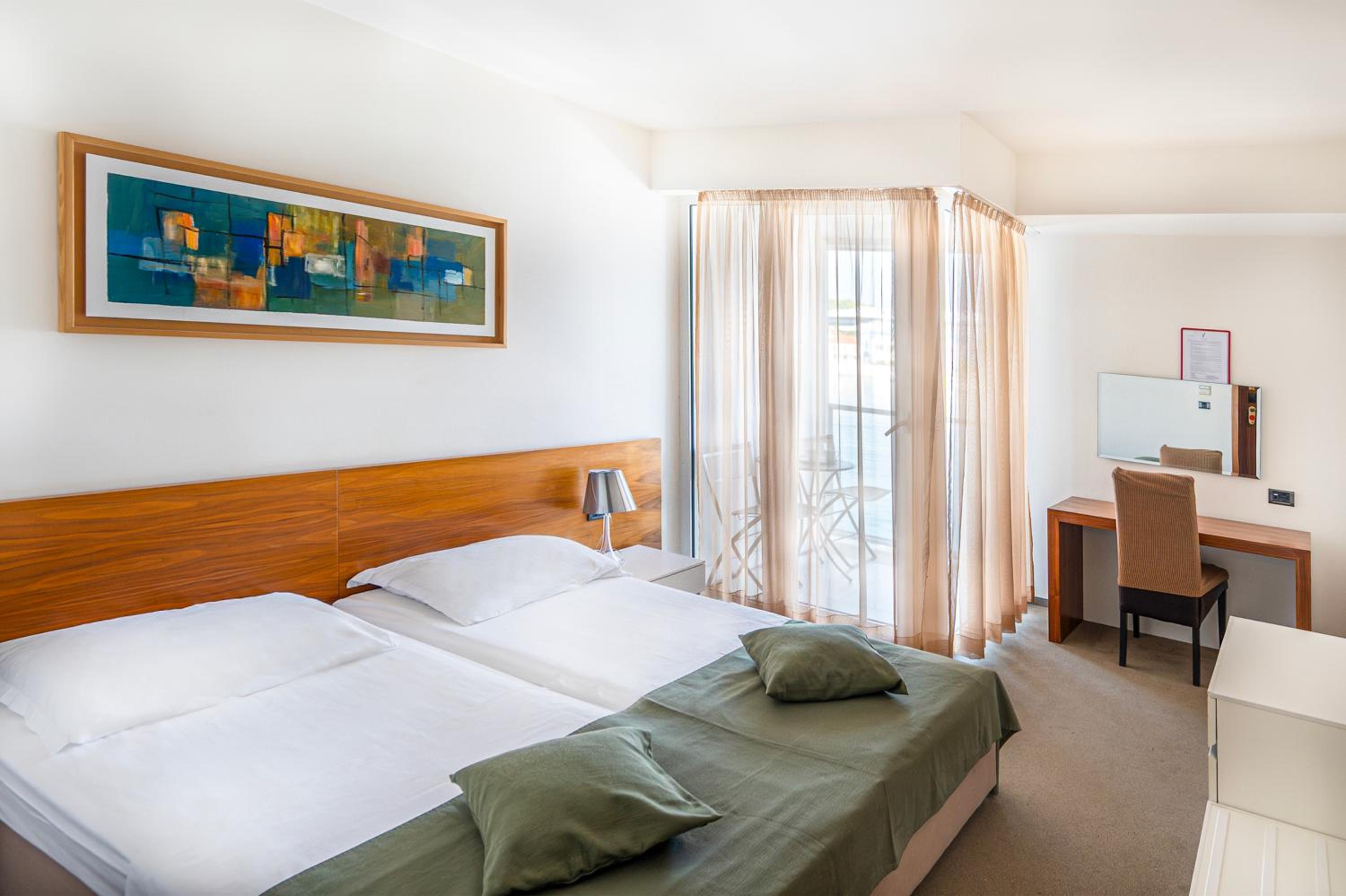 Double Room with Balcony and Sea View - Photo 2