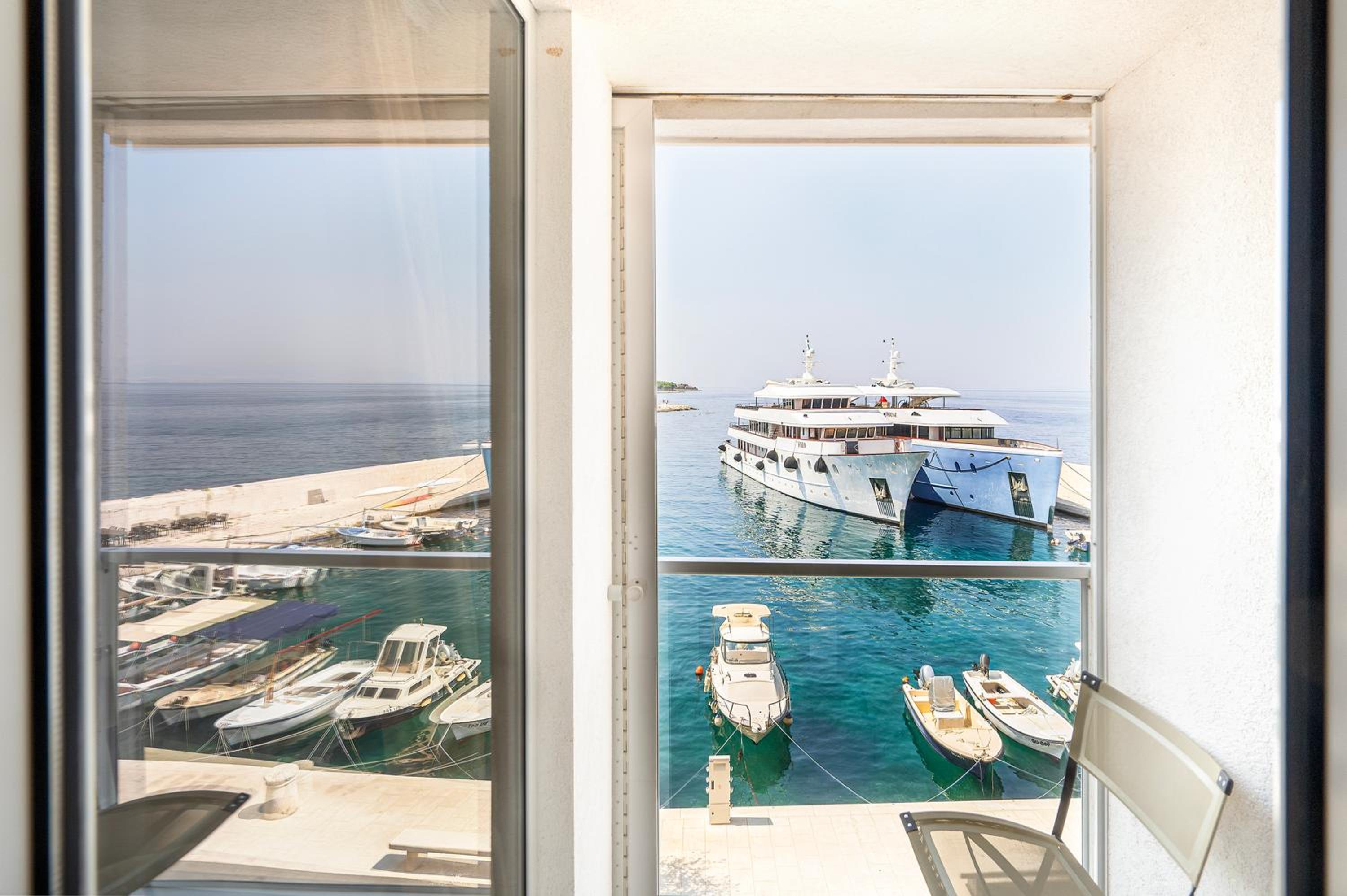 Double Room with Balcony and Sea View - Photo 4