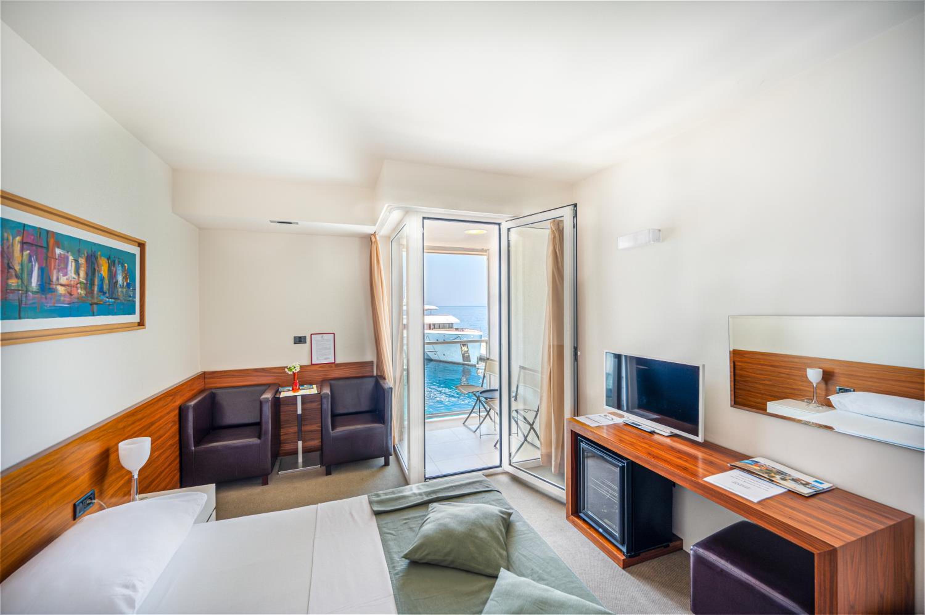 Double Room with Balcony and Sea View - Photo 1