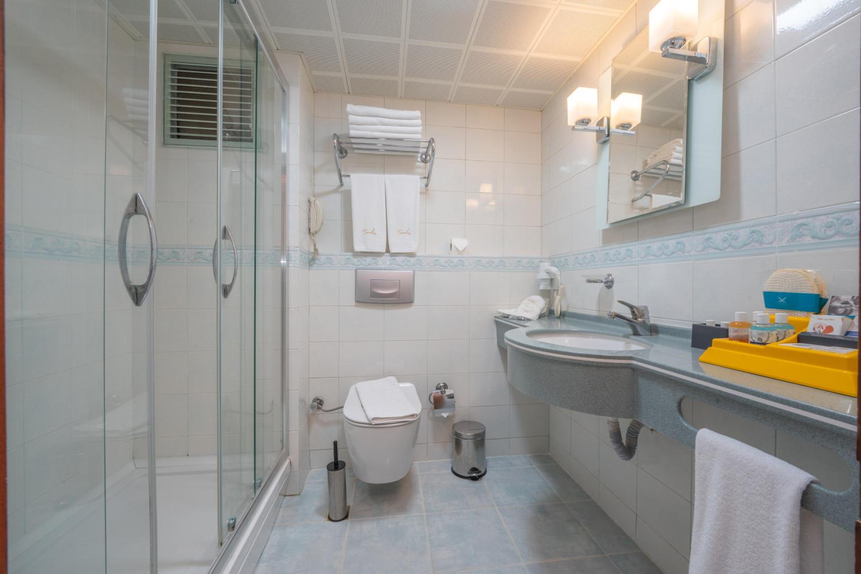 Standard Double or Twin Room - Photo 12