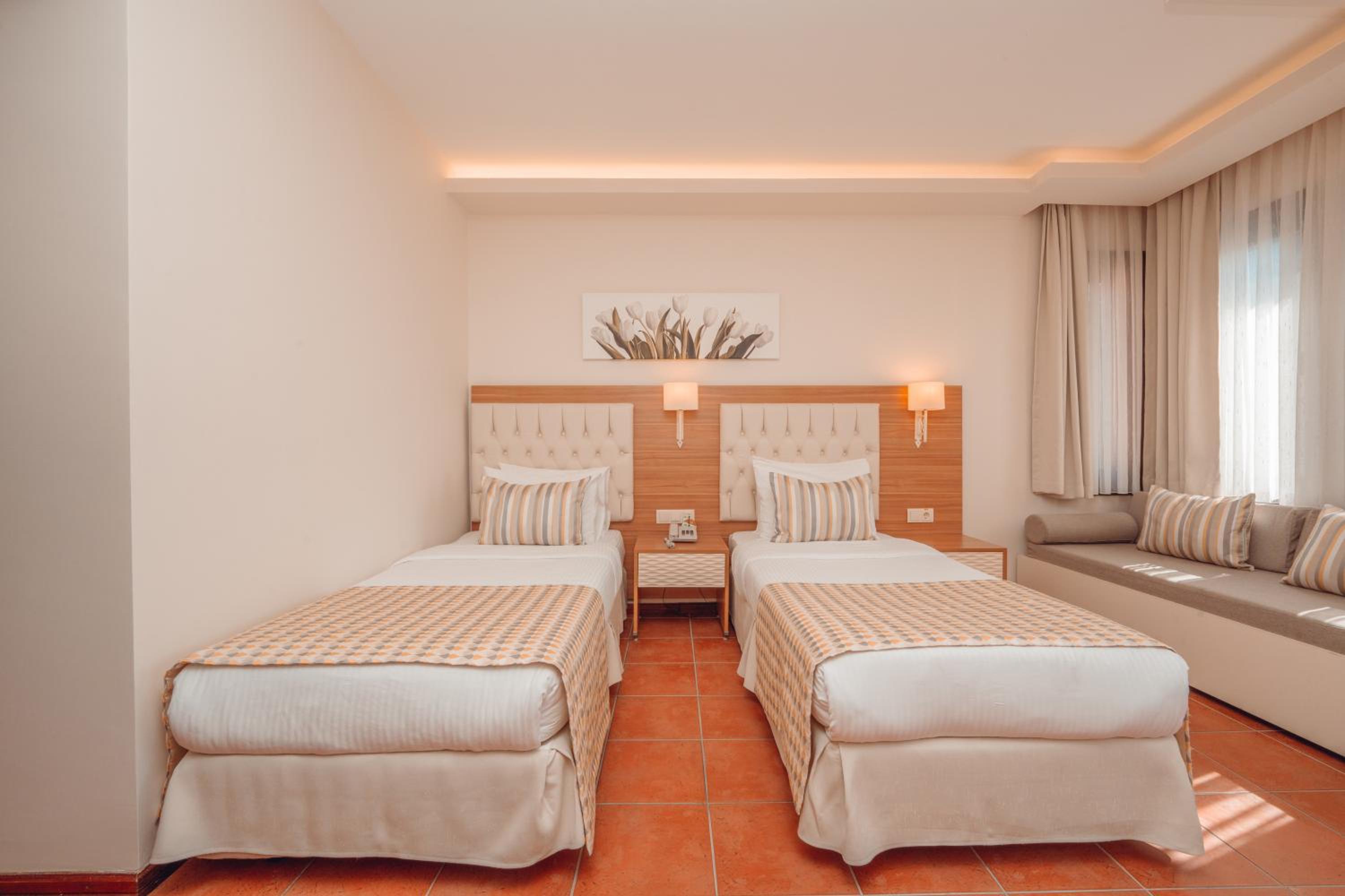 Standard Double or Twin Room - Photo 9