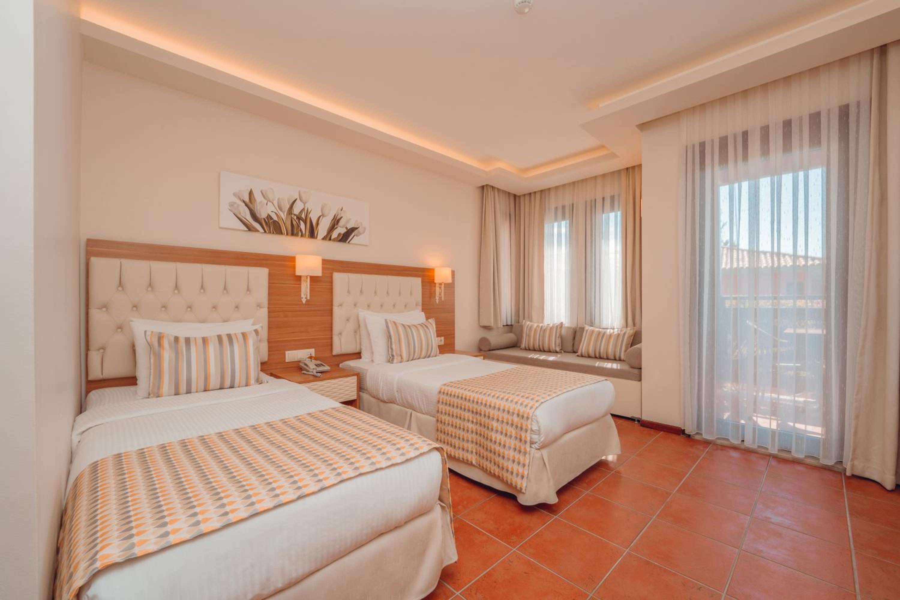 Standard Double or Twin Room - Photo 8