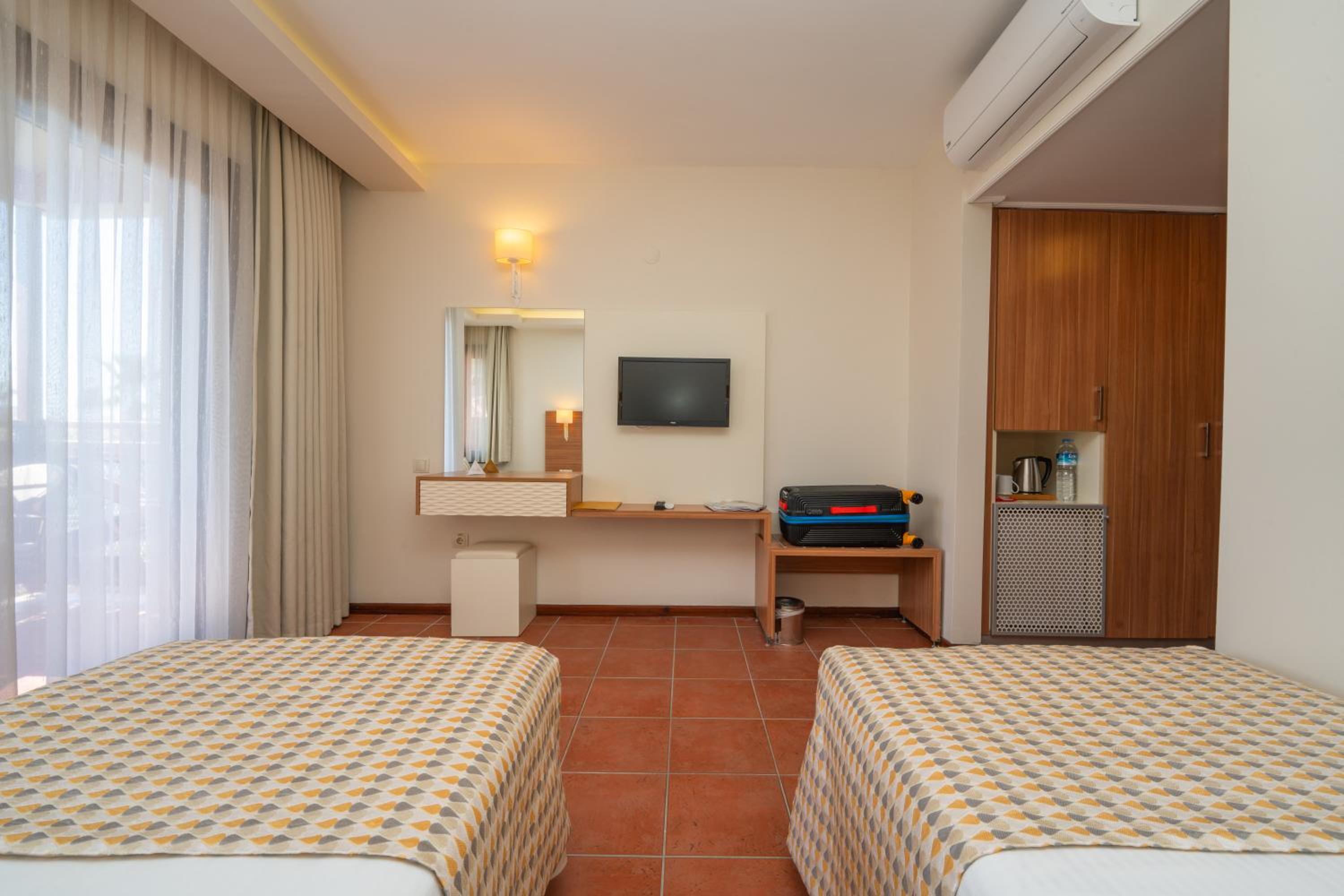 Standard Double or Twin Room - Photo 5