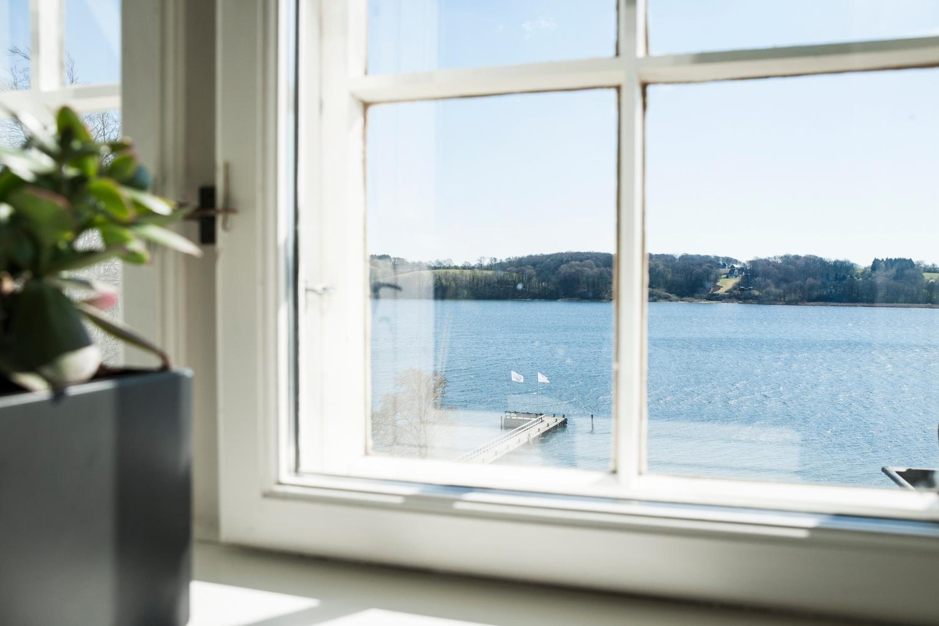 Small Double Room with Lake View (55 in bed) - Photo 4