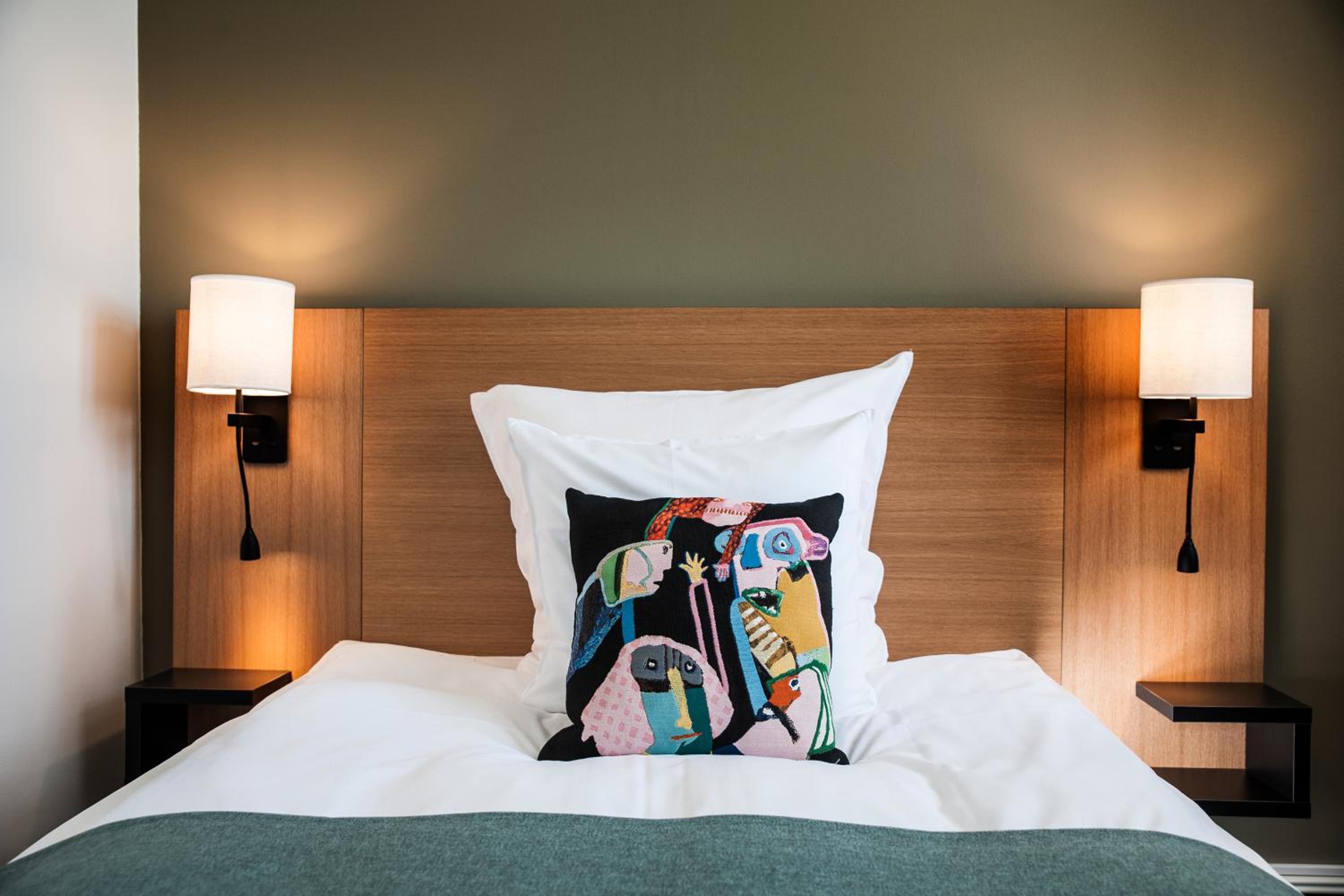 Small Double Room with Lake View (55 in bed) - Photo 1