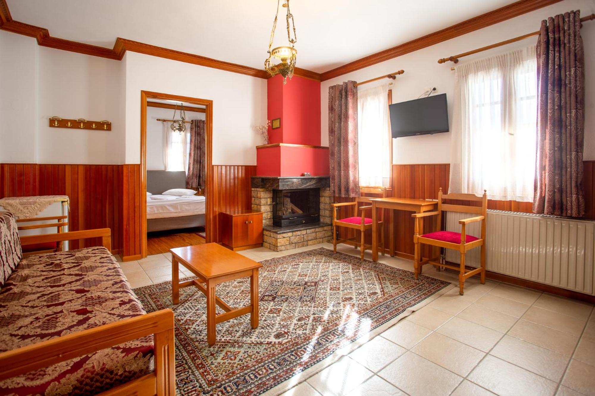 Suite with Fireplace and Spa Bath (4 Adults) photo 2