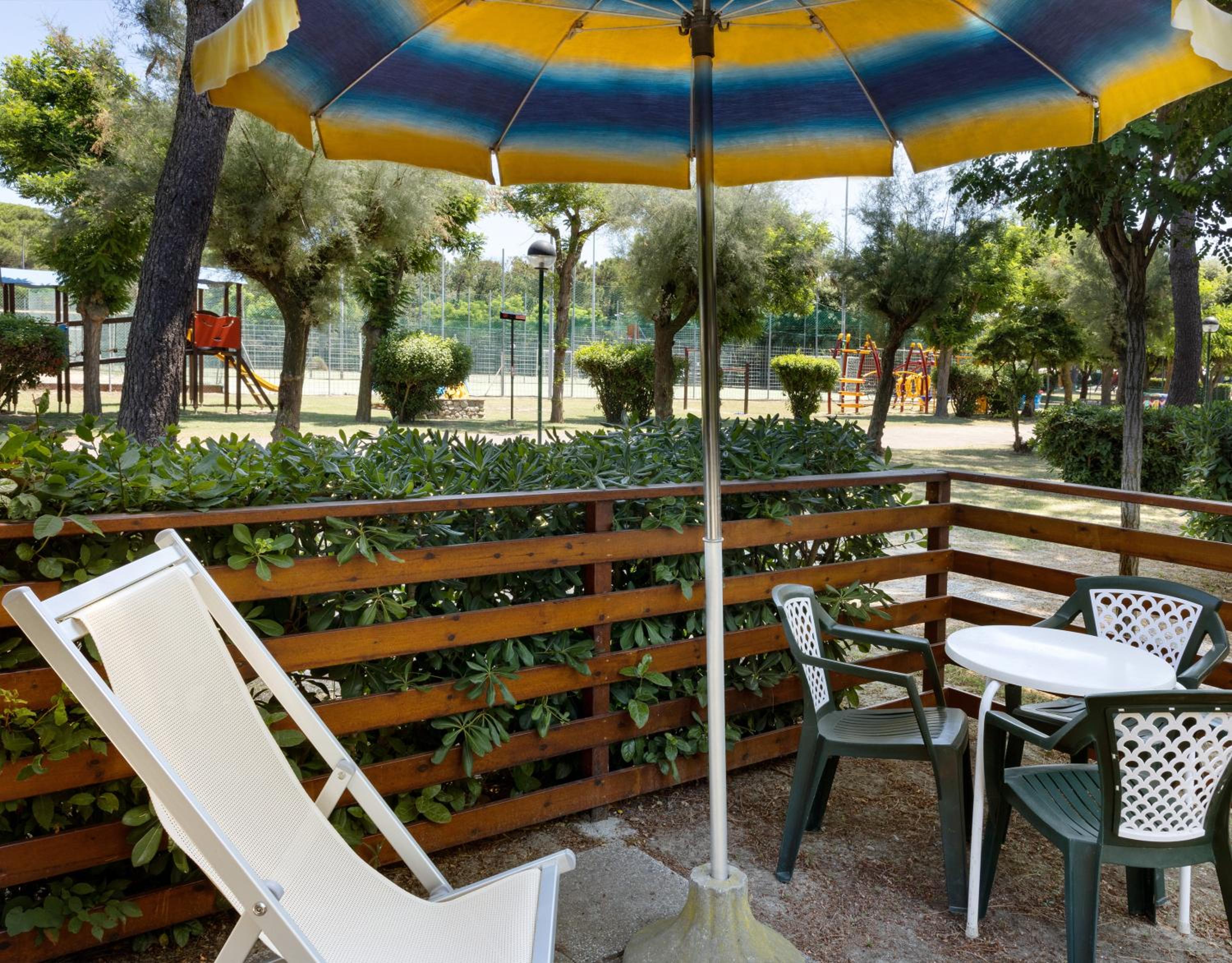 Baby Bungalow with fenced garden (1st and 2nd line) - Ground floor with air conditioning, one double room and one open space with bunk bed. First floor one twin room, no air conditioning - NO PETS ALLOWED